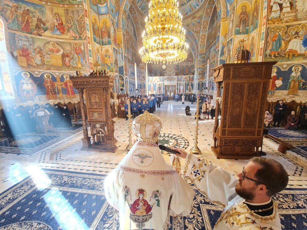 Jandarmii arădeni, binecuvântați și sărbătoriți la Mănăstirea Gai de ziua Ocrotitorilor Jandarmeriei Române