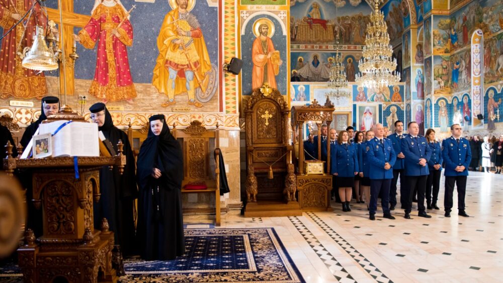 Jandarmii arădeni, binecuvântați și sărbătoriți la Mănăstirea Gai de ziua Ocrotitorilor Jandarmeriei Române