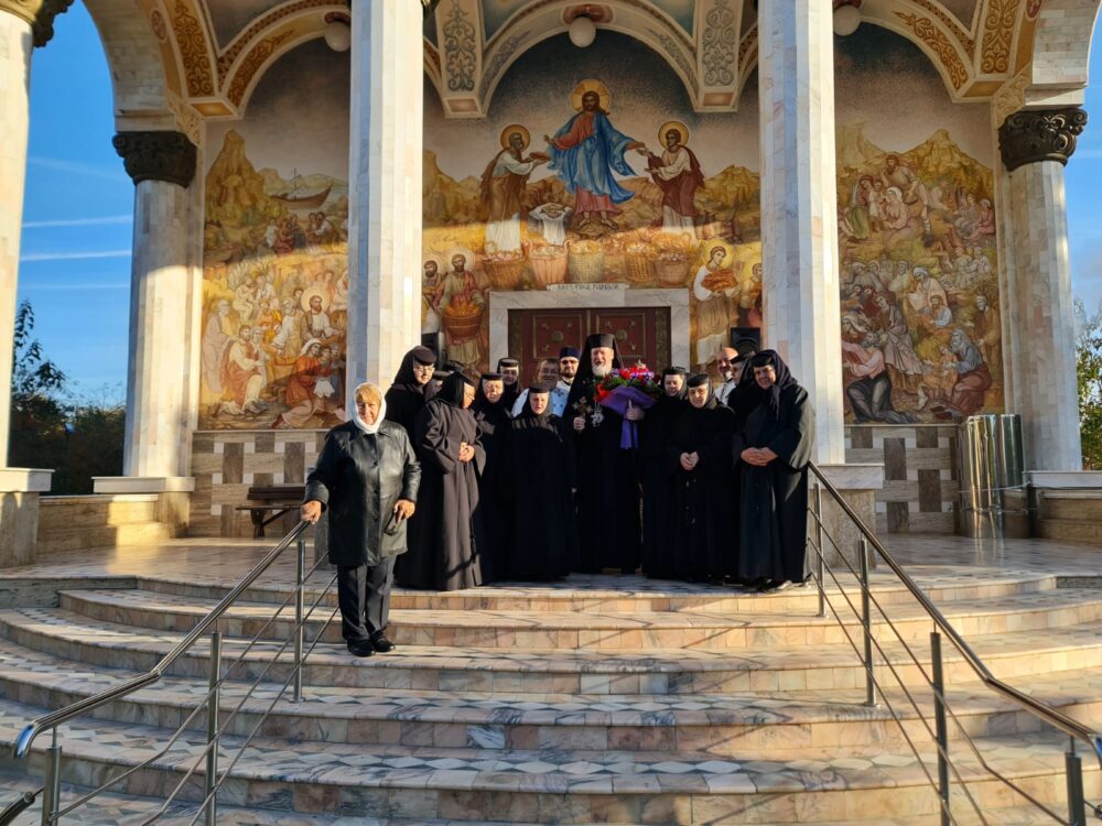 Jandarmii arădeni, binecuvântați și sărbătoriți la Mănăstirea Gai de ziua Ocrotitorilor Jandarmeriei Române