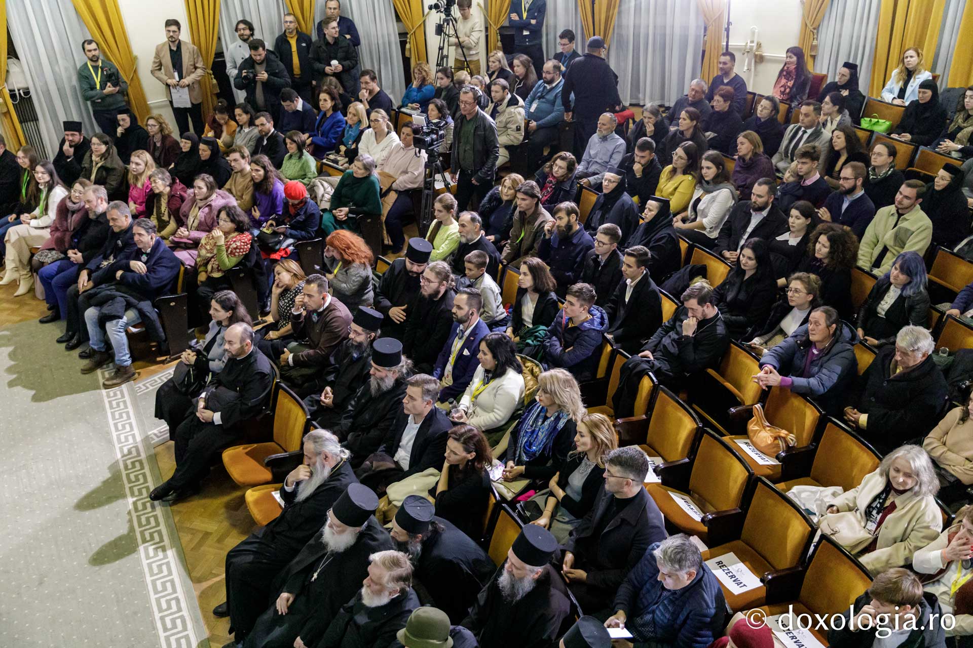 Jonathan Jackson în dialog cu Părintele Răzvan Ionescu: O întâlnire de suflet la Festivalul „Quo Vadis” de la Iași