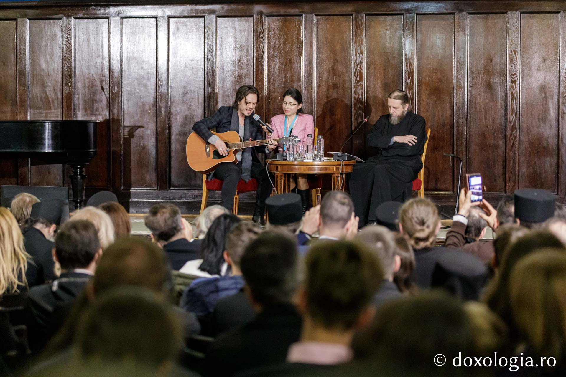 Jonathan Jackson în dialog cu Părintele Răzvan Ionescu: O întâlnire de suflet la Festivalul „Quo Vadis” de la Iași