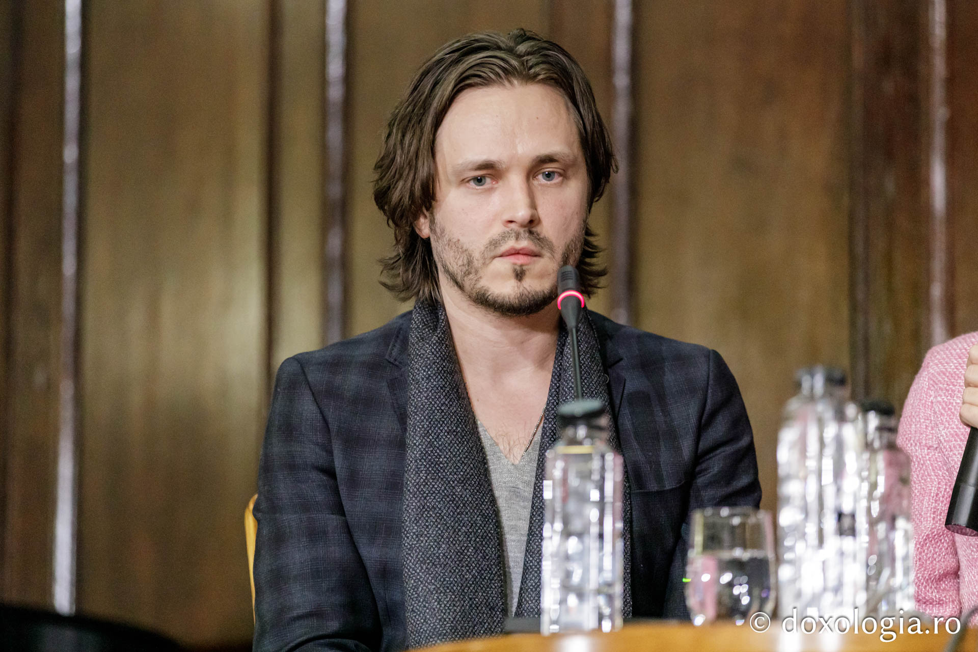 Jonathan Jackson în dialog cu Părintele Răzvan Ionescu: O întâlnire de suflet la Festivalul „Quo Vadis” de la Iași