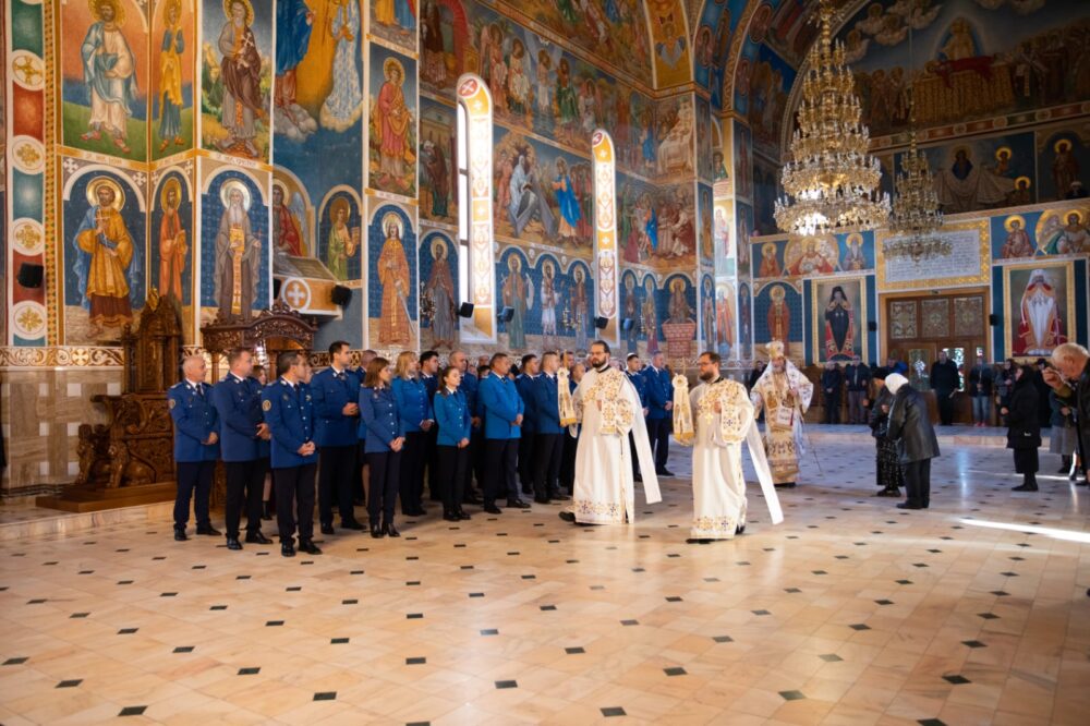Jandarmii arădeni, binecuvântați și sărbătoriți la Mănăstirea Gai de ziua Ocrotitorilor Jandarmeriei Române