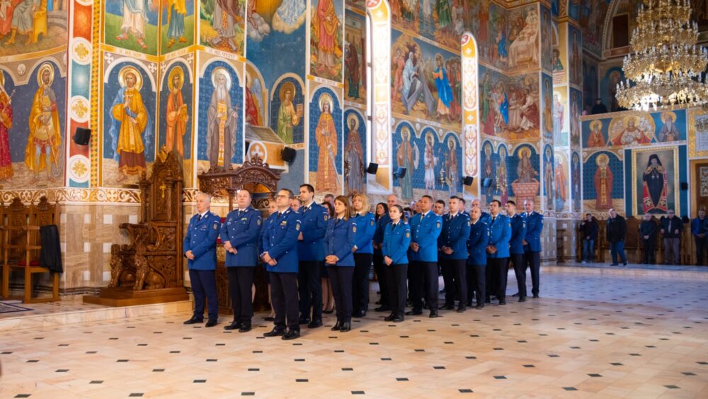 Jandarmii arădeni, binecuvântați și sărbătoriți la Mănăstirea Gai de ziua Ocrotitorilor Jandarmeriei Române