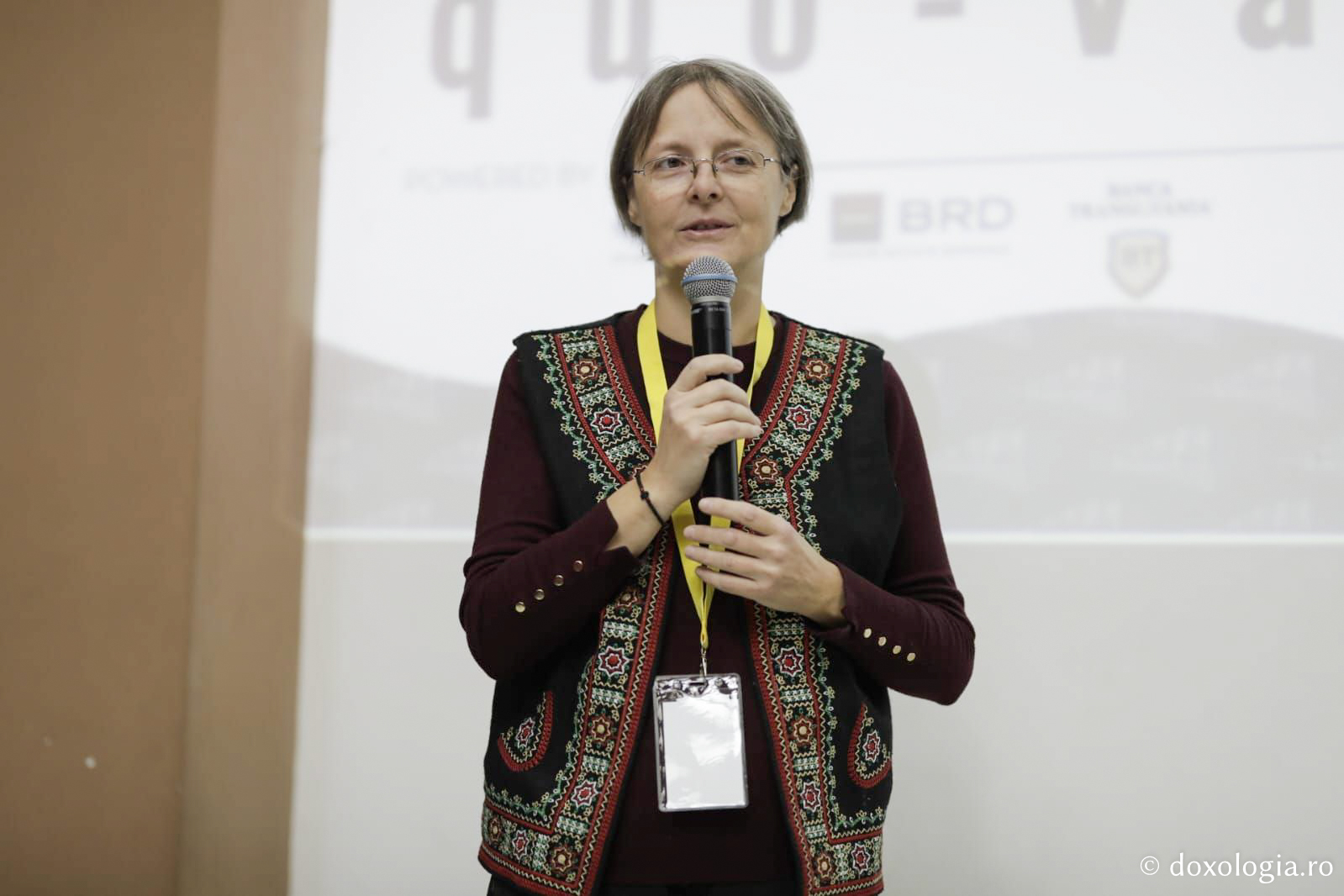 Proiecția filmului documentar Cămașa de duminică (România), în prezența regizoarei Cristina Chirvasie