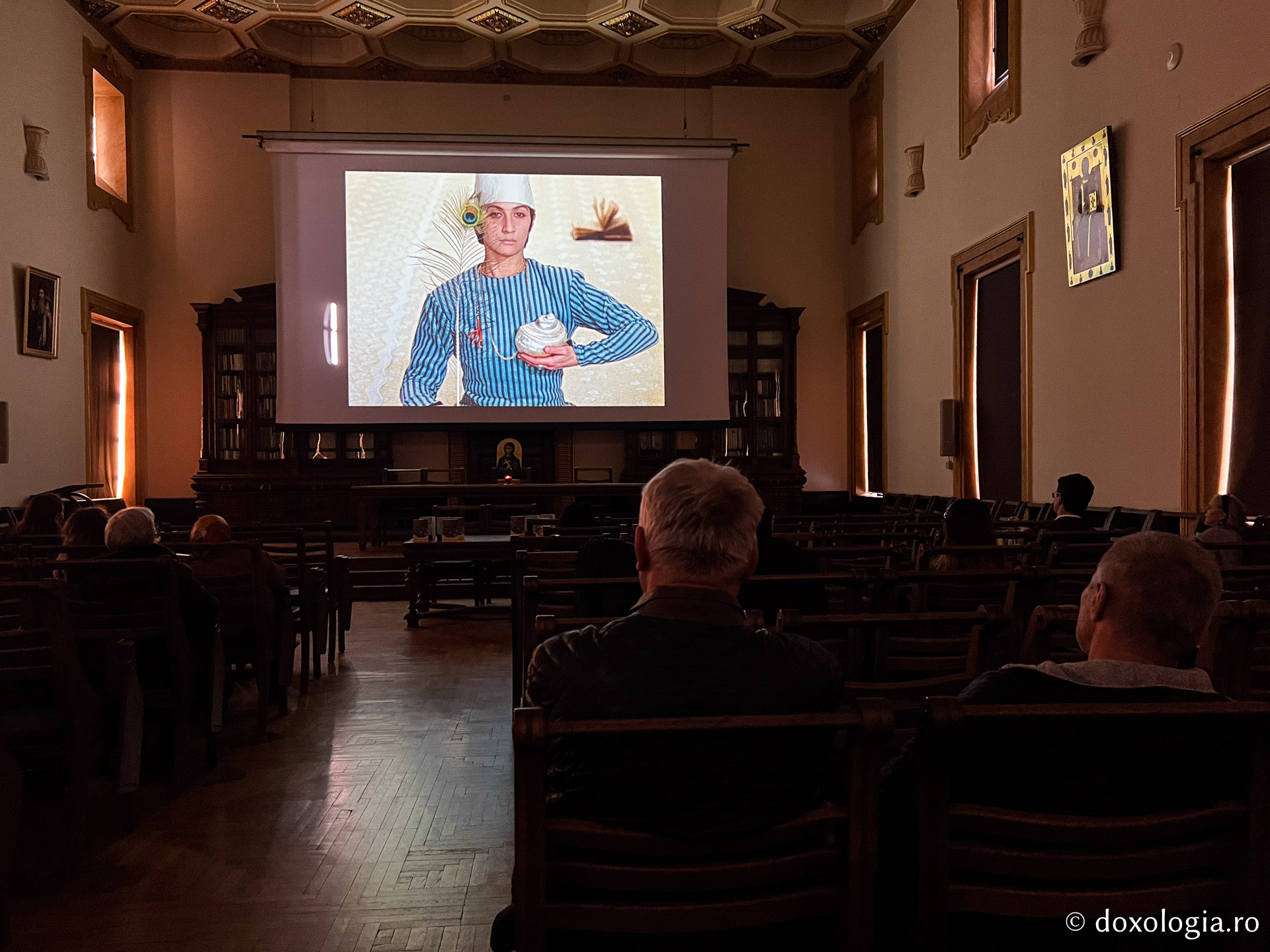 Proiecția filmului artistic Culoarea rodiei