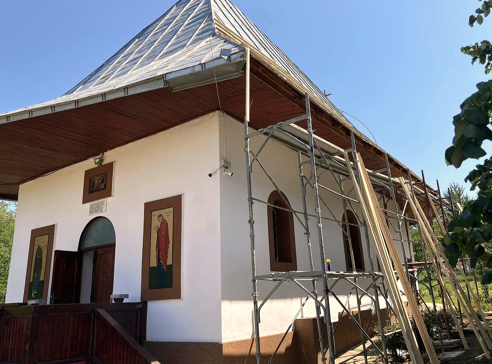 Salvează cerul de sub acoperiș! O campanie de sprijin pentru biserica satului Curături biserică