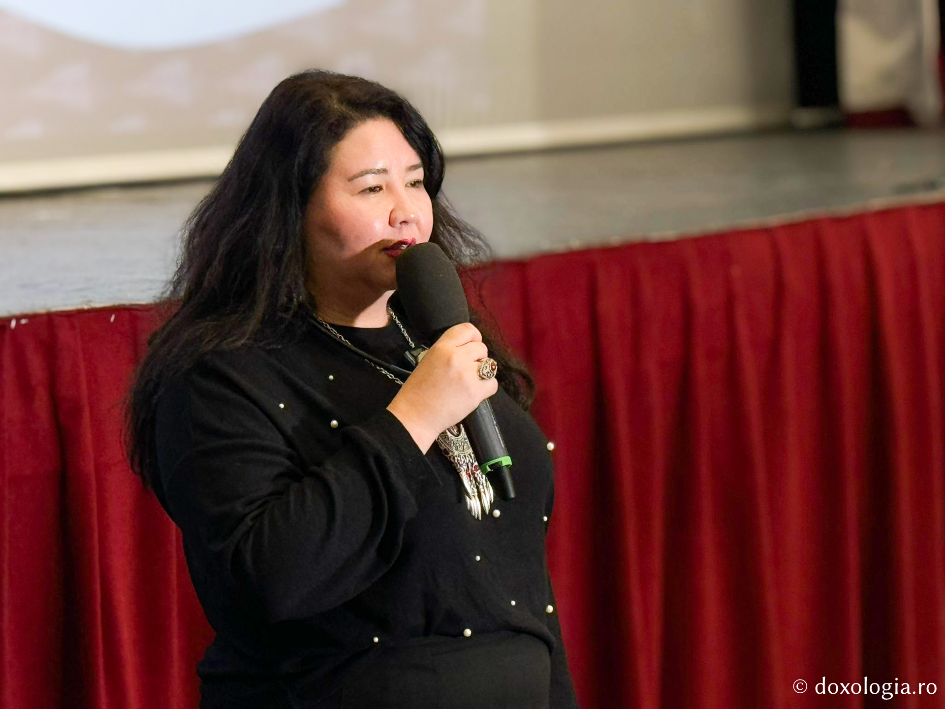 Proiecția filmului artistic Darul lui Dumnezeu (Kîrgîzstan), în prezența regizoarei Asel Zhuraeva