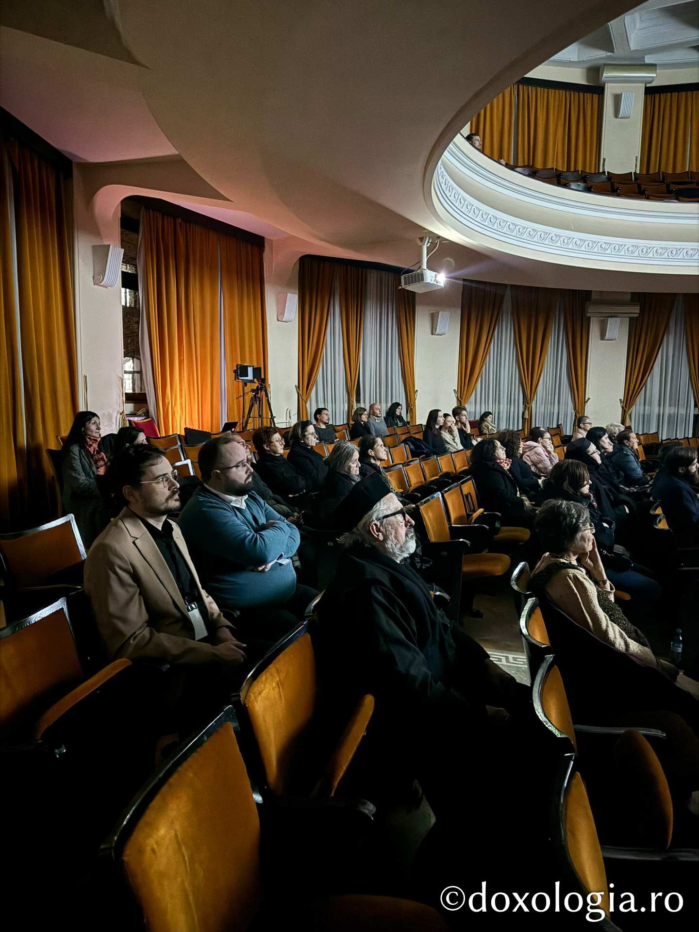 Proiecția filmului docudramă Sfântul Iosif Isihastul (Grecia, regizori Alexandros Foteinos and Yiannis Traganidas), Sala Aula Magna Mihai Eminescu
