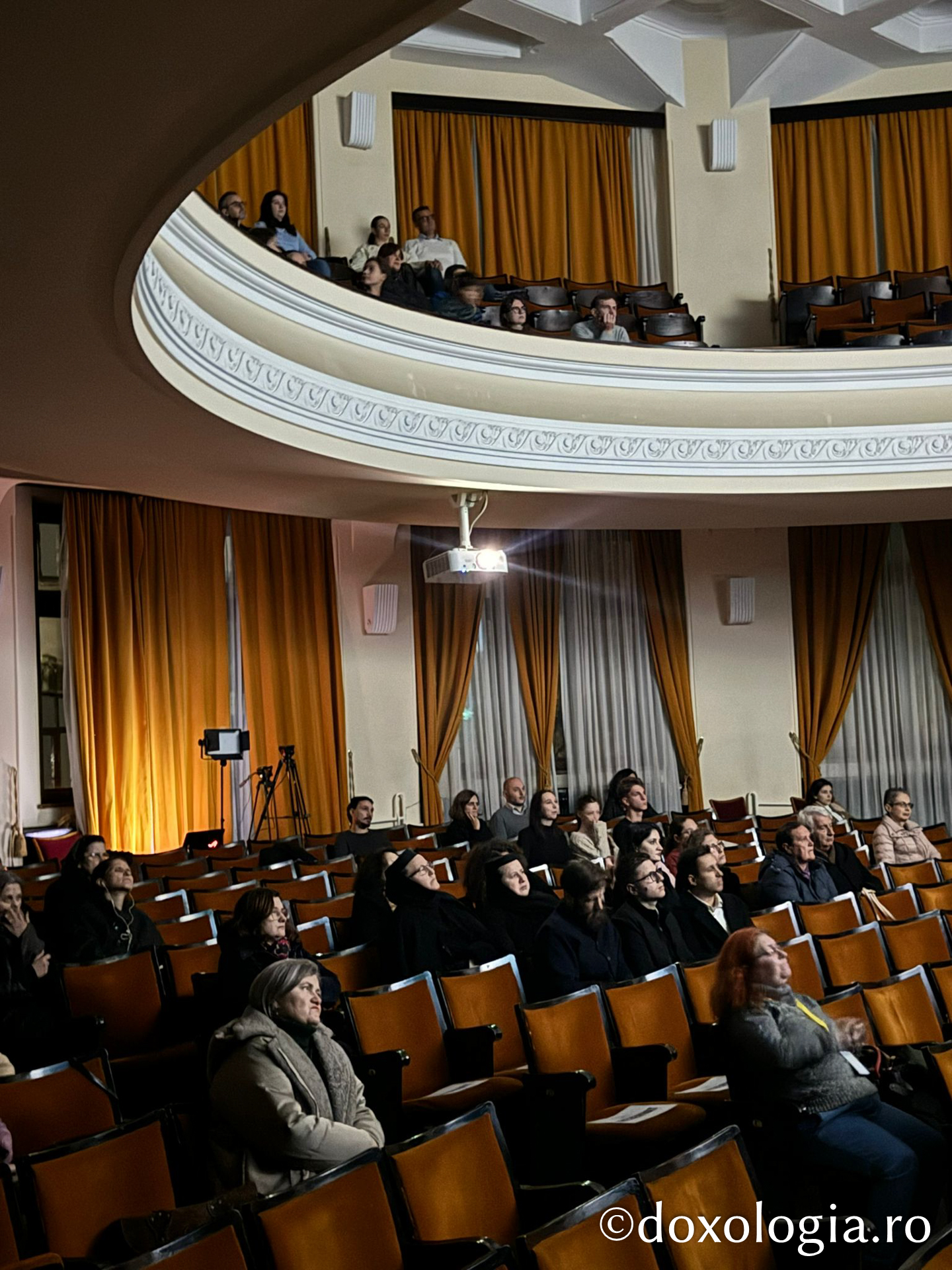 Proiecția filmului docudramă Sfântul Iosif Isihastul (Grecia, regizori Alexandros Foteinos and Yiannis Traganidas), Sala Aula Magna Mihai Eminescu