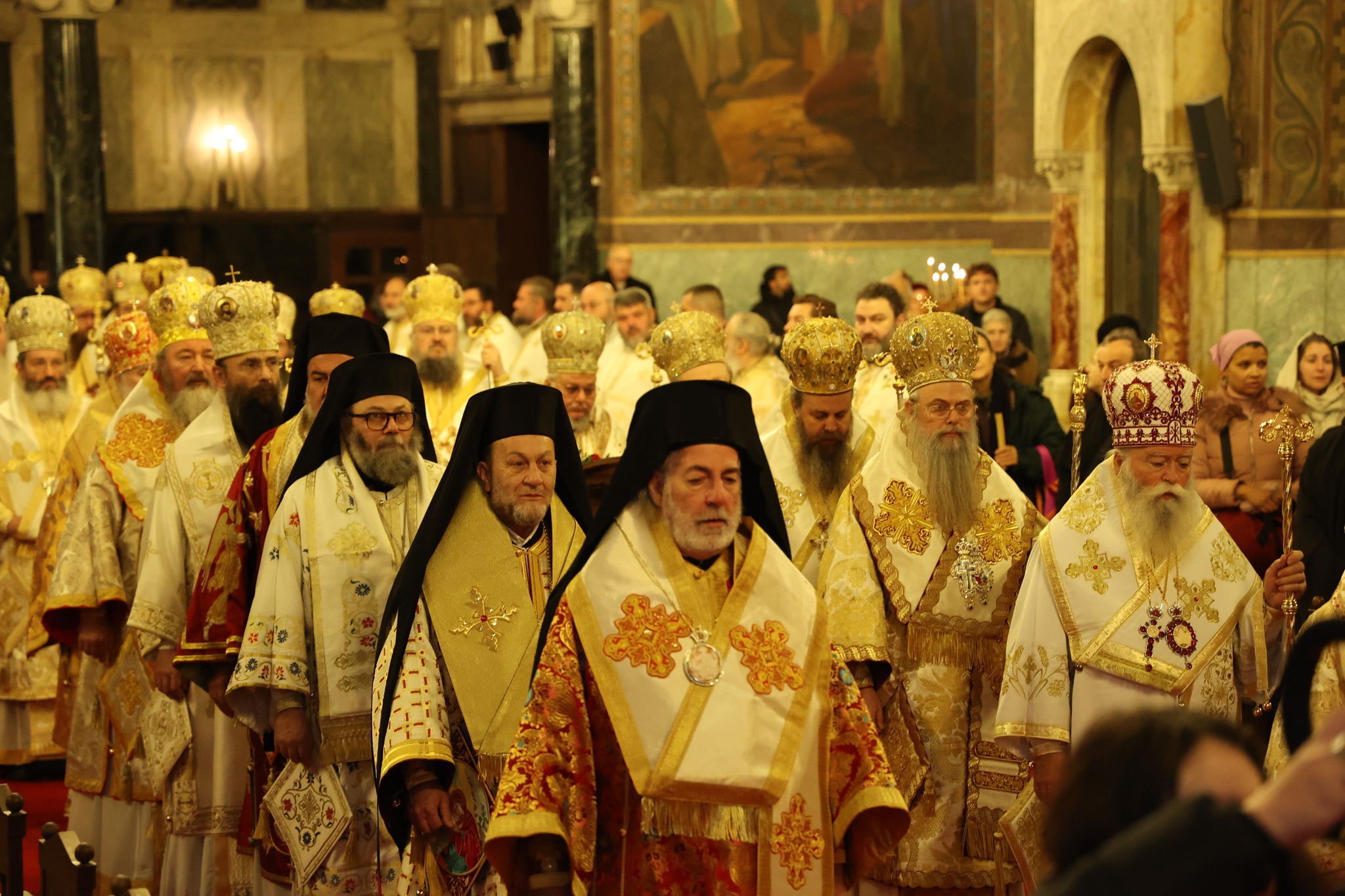 Zeci de ierarhi prezenți la liturghia aniversară a Catedralei din Sofia Zeci de ierarhi prezenți la liturghia aniversară a Catedralei din Sofia