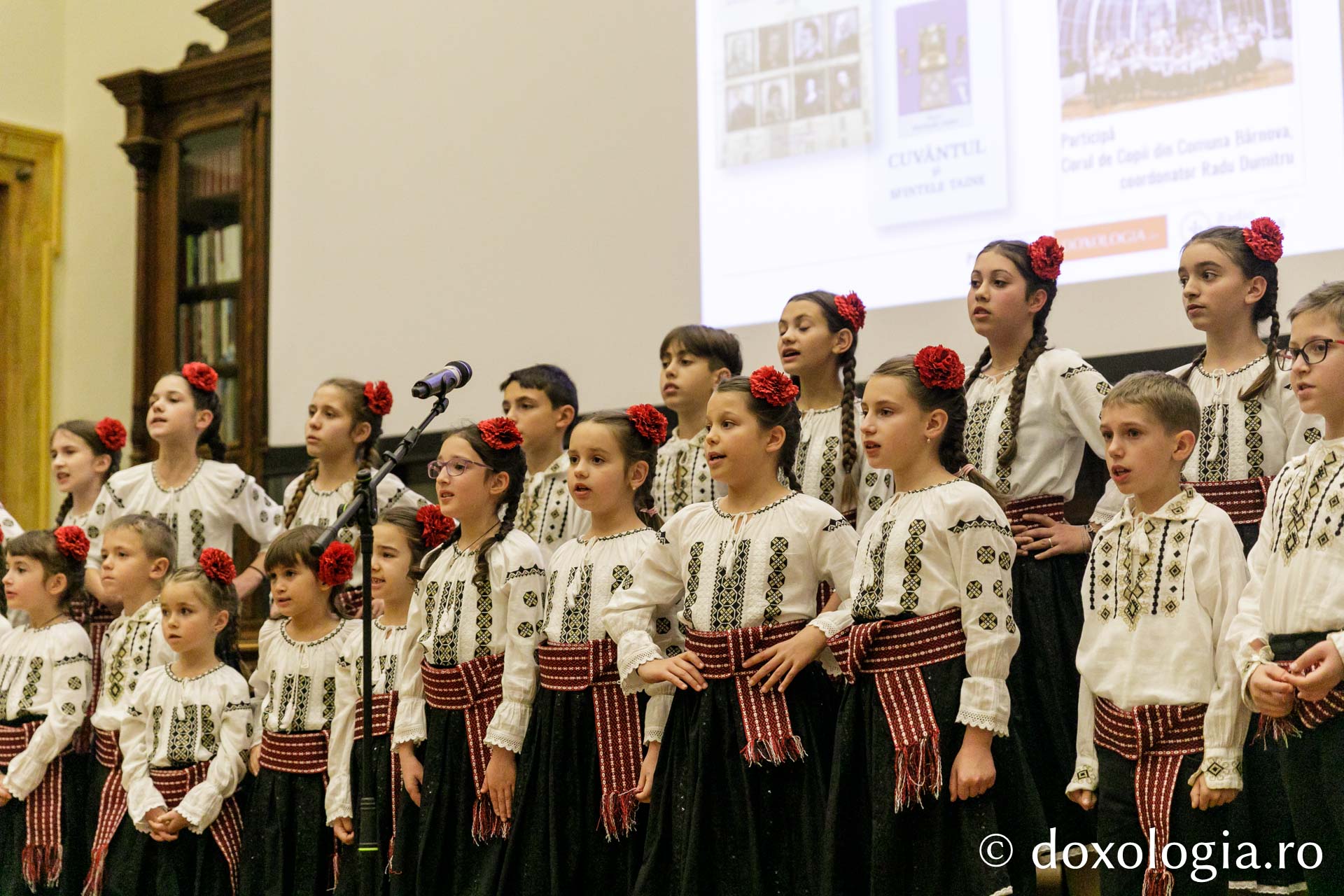 Două volume, semnate de părintele Nicolae Dura, au fost prezentate la Iași