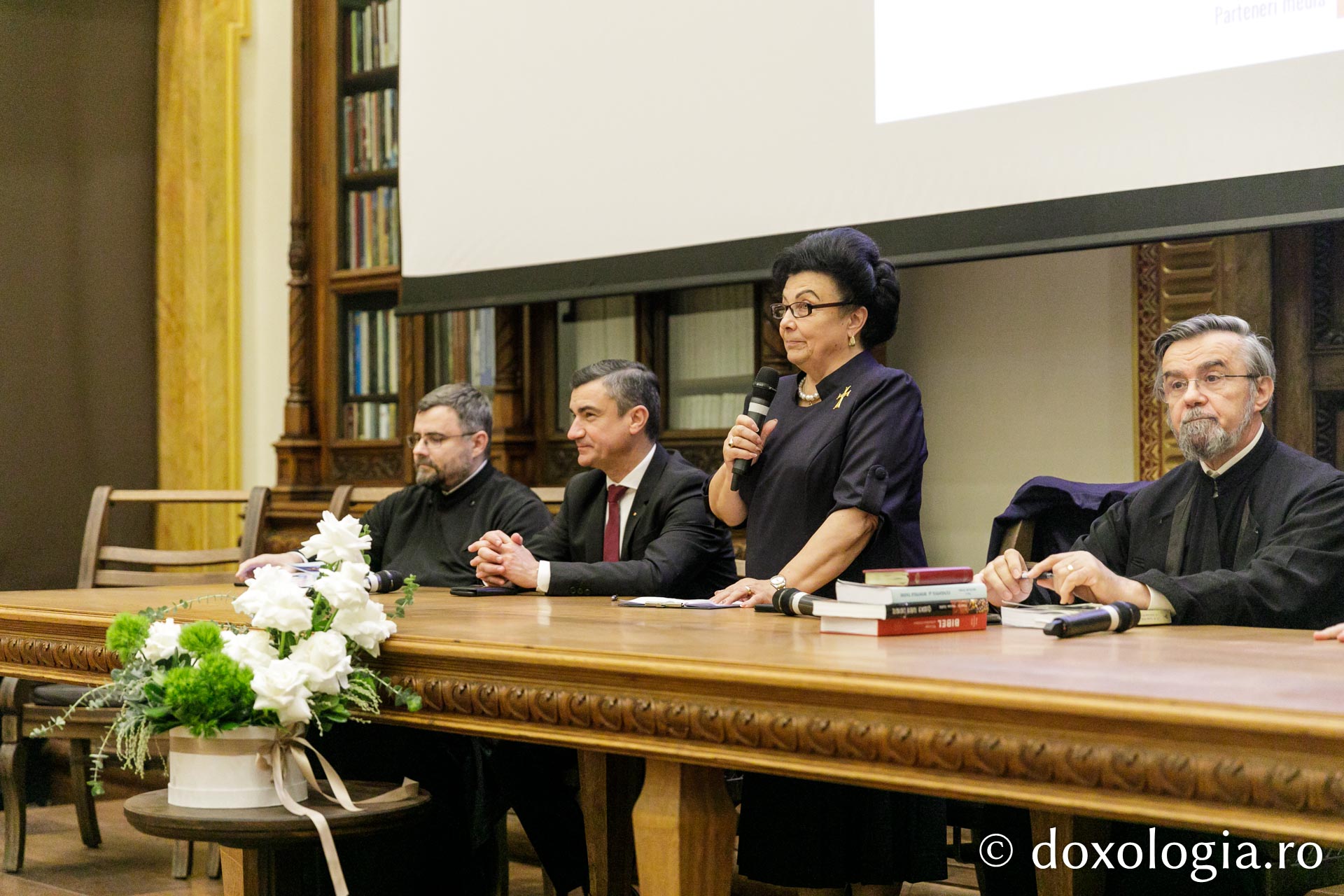 Două volume, semnate de părintele Nicolae Dura, au fost prezentate la Iași