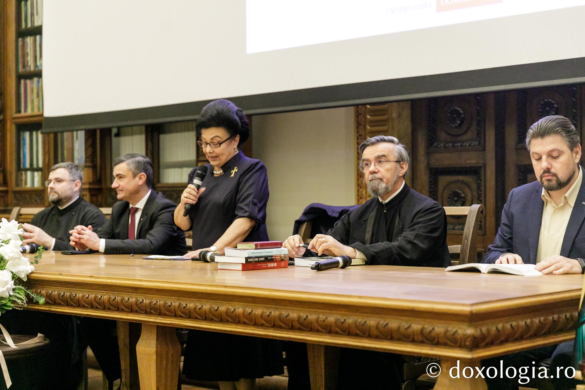 Două volume, semnate de părintele Nicolae Dura, au fost prezentate la Iași