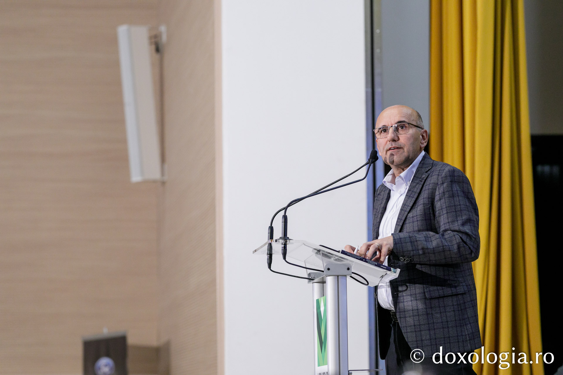 Părintele Efrem Vatopedinul a vorbit despre suflet și terapie la Iași, în cadrul Festivalului „Quo Vadis”