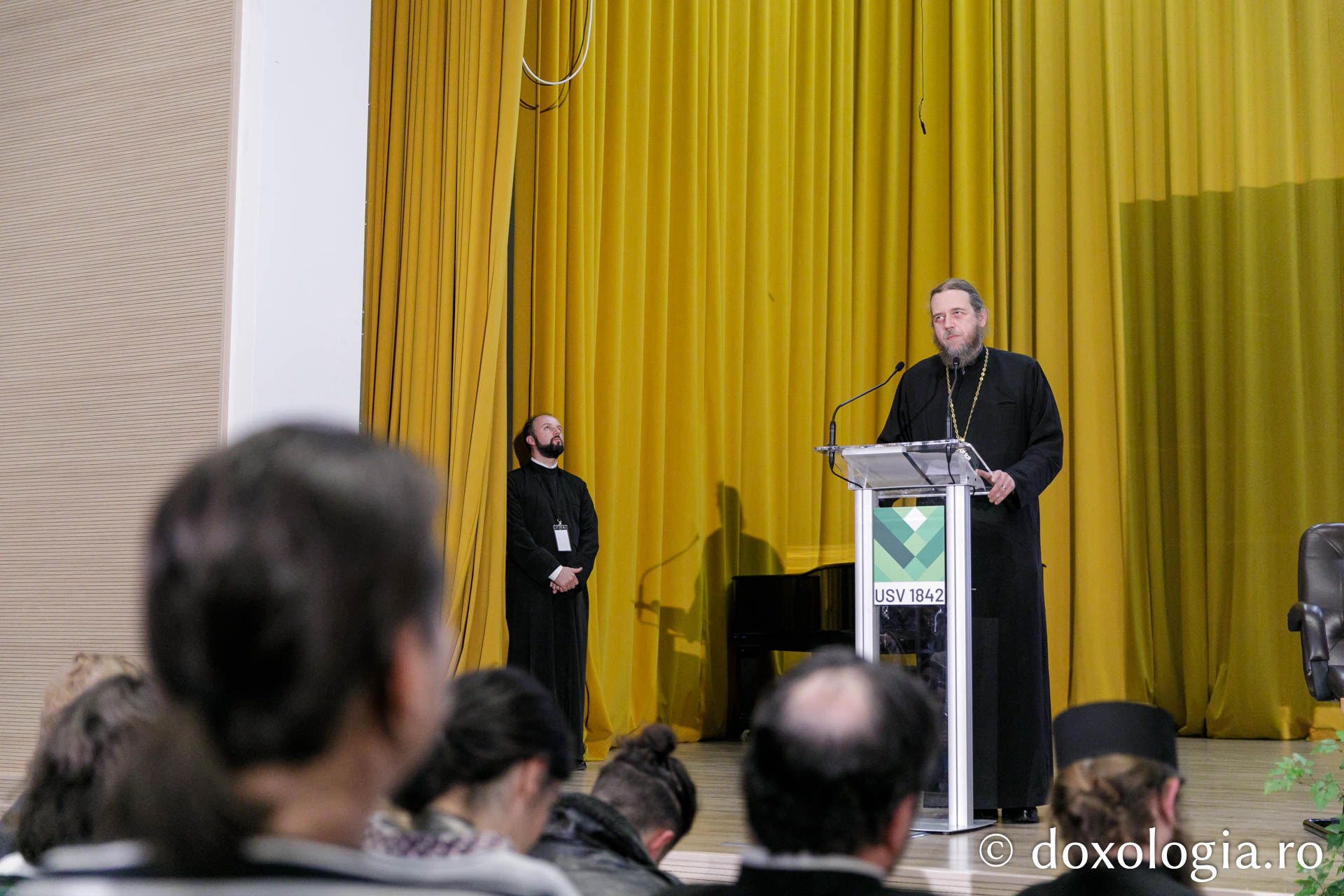 Părintele Efrem Vatopedinul a vorbit despre suflet și terapie la Iași, în cadrul Festivalului „Quo Vadis”