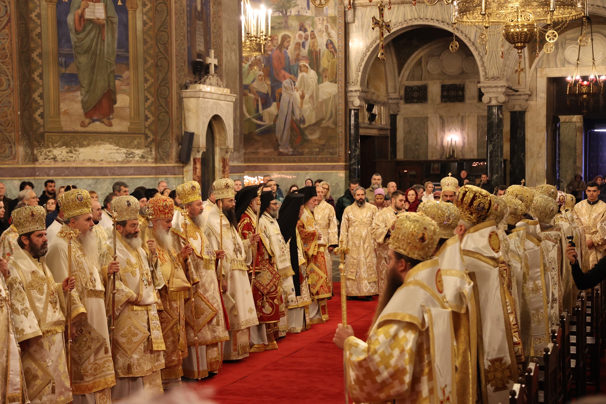 Zeci de ierarhi prezenți la liturghia aniversară a Catedralei din Sofia Zeci de ierarhi prezenți la liturghia aniversară a Catedralei din Sofia