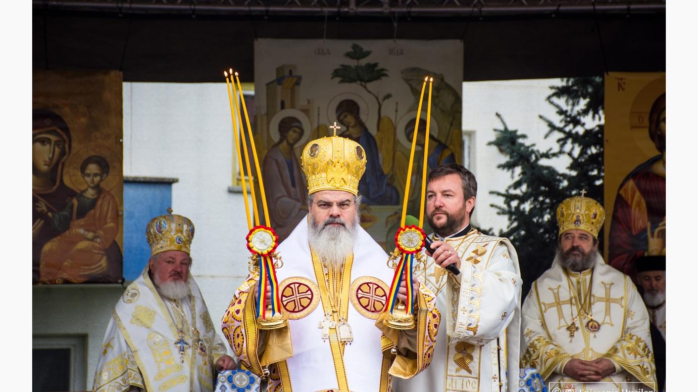 PS Ignatie, Episcopul Hușilor, PS Varlaam Ploieșteanul, Episcop-vicar Patriarhal și PS Nichifor Botoșăneanul, Episcop-vicar al Arhiepiscopiei Iașilor la sfințirea Catedralei din Vaslui