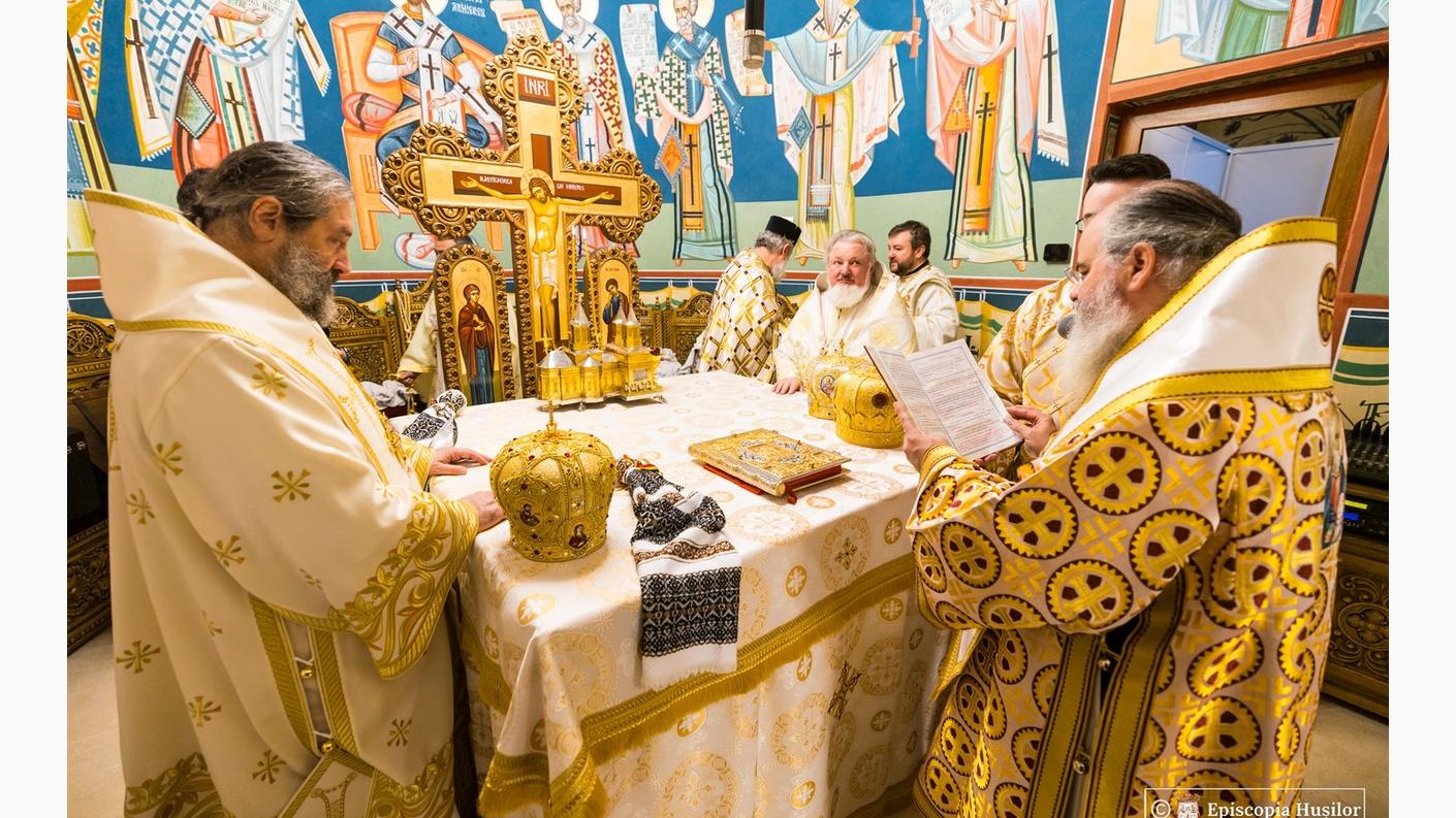 PS Ignatie, Episcopul Hușilor, PS Varlaam Ploieșteanul, Episcop-vicar Patriarhal și PS Nichifor Botoșăneanul, Episcop-vicar al Arhiepiscopiei Iașilor la sfințirea Catedralei din Vaslui