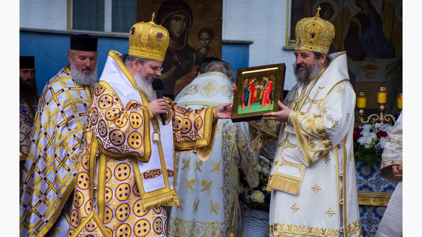 PS Ignatie, Episcopul Hușilor, PS Varlaam Ploieșteanul, Episcop-vicar Patriarhal și PS Nichifor Botoșăneanul, Episcop-vicar al Arhiepiscopiei Iașilor la sfințirea Catedralei din Vaslui