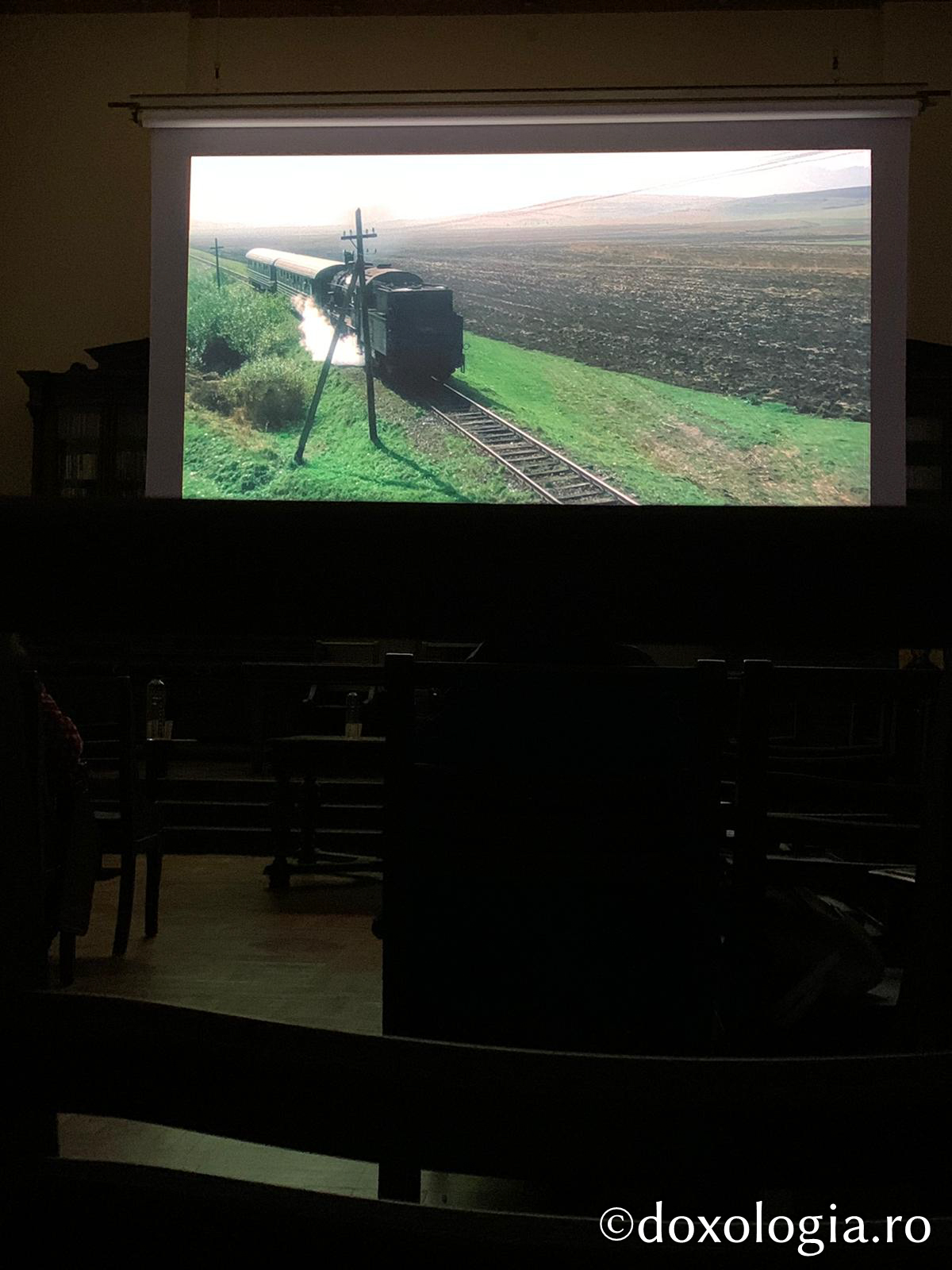 Proiecția filmului artistic Undeva în Est (România), în prezența regizorului Nicolae Mărgineanu, Sala Iustin Moisescu