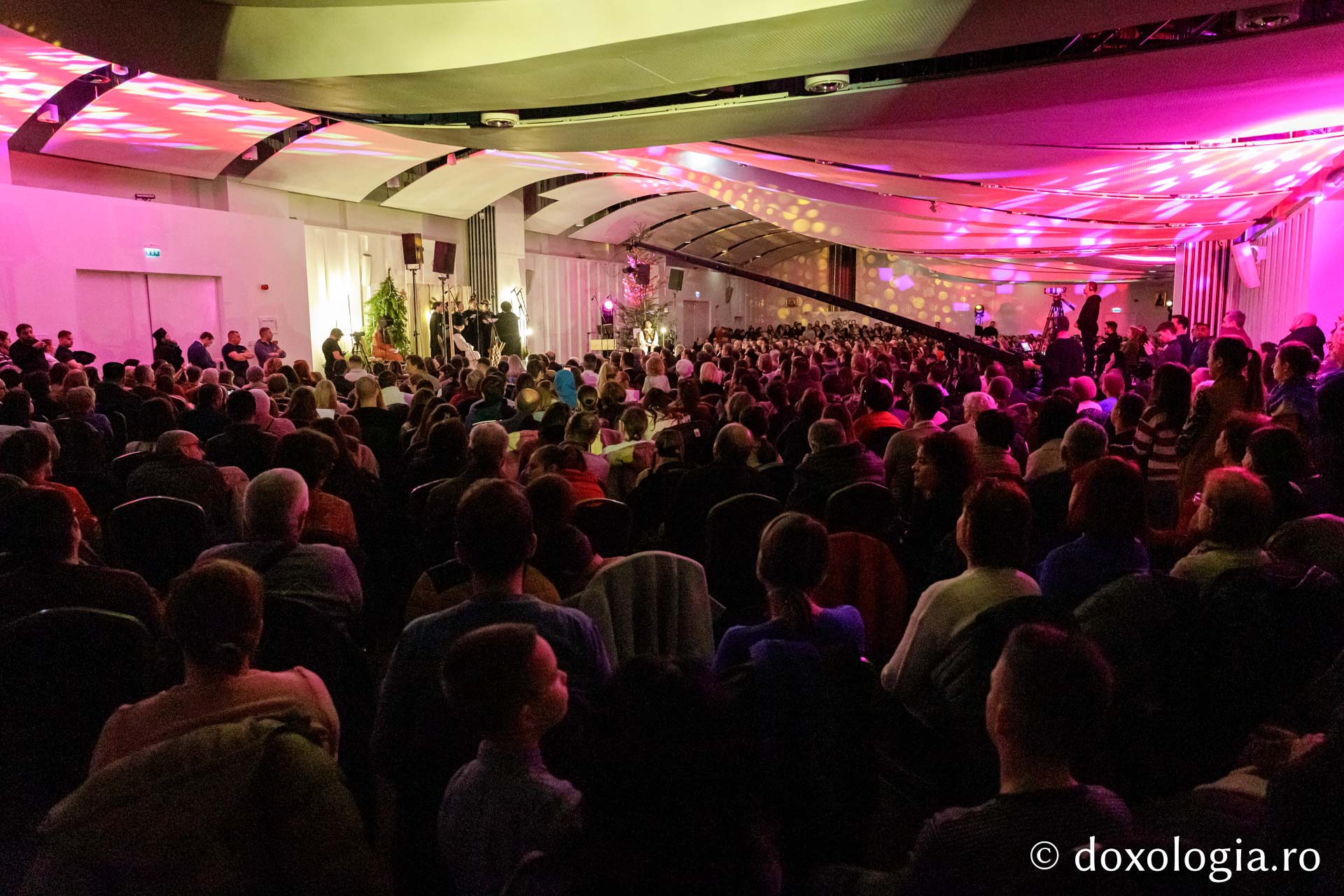 (Foto) „Betleemul a deschis Edenul”: Peste 1000 de ieșeni au trăit bucuria Nașterii Domnului la Concertul de colinde al Mitropoliei Moldovei și Bucovinei