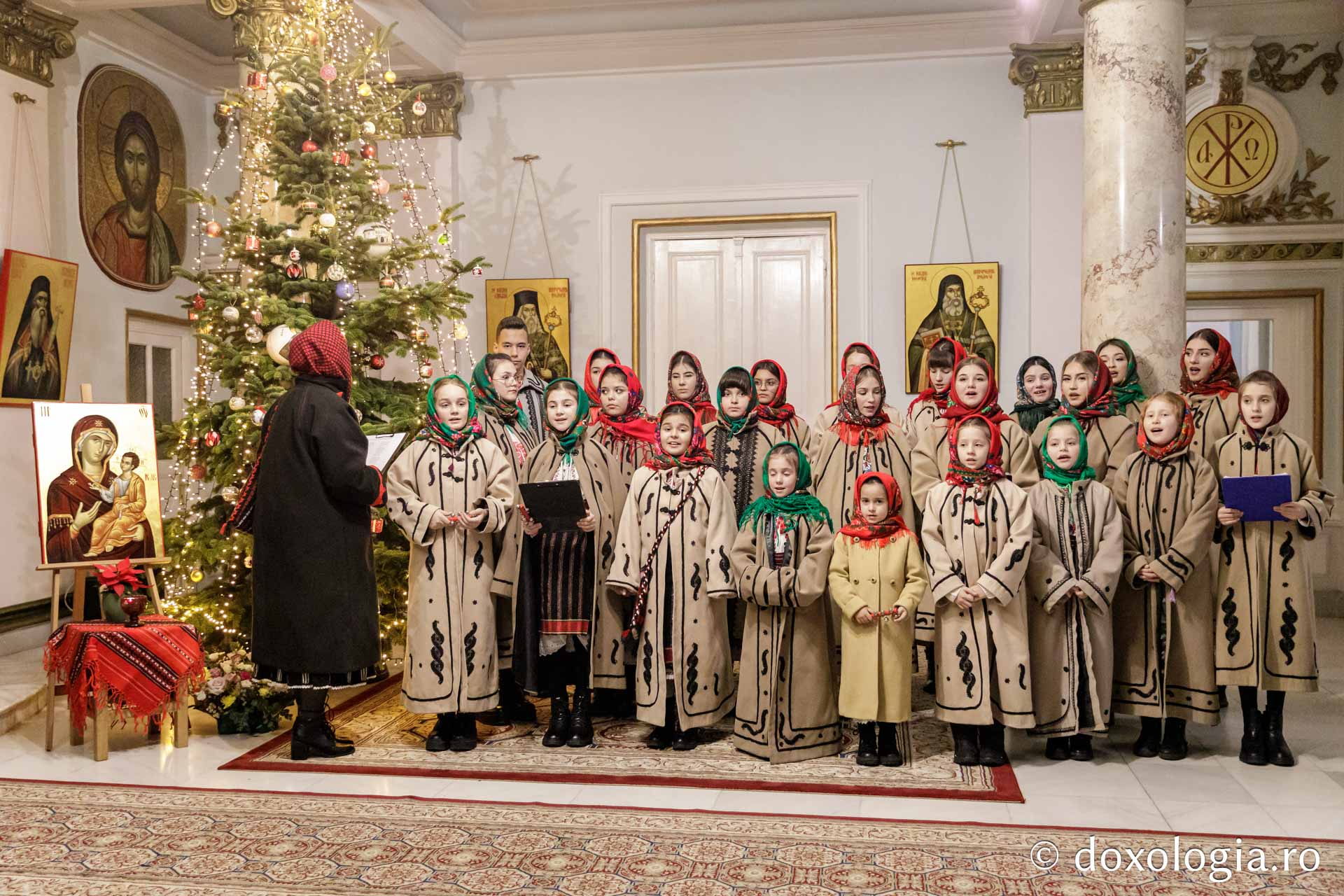 (Foto) Parohia Cristești – Colindători la Reședința Mitropolitană 2024