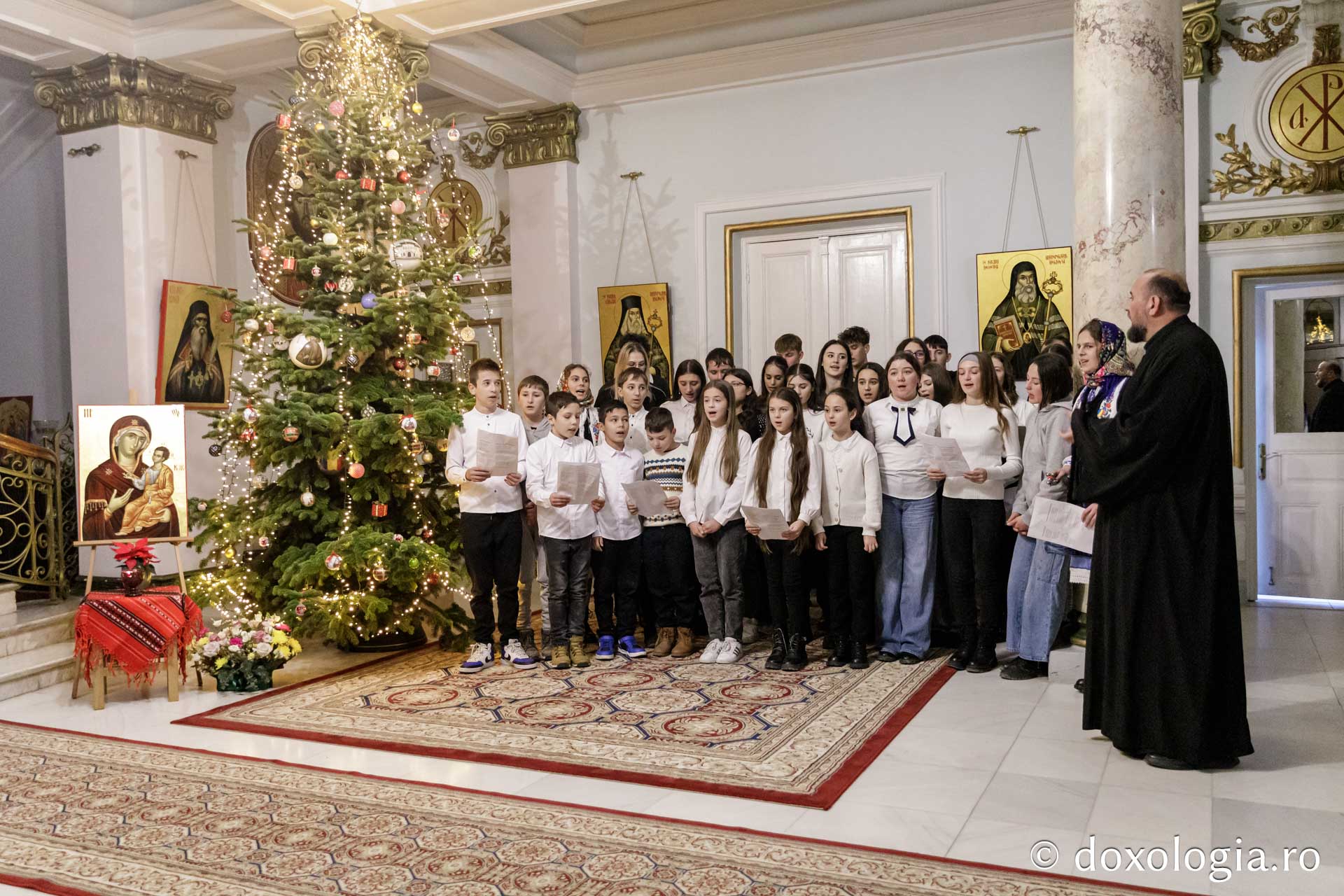 (Foto) Parohia Păușești – Colindători la Reședința Mitropolitană 2024