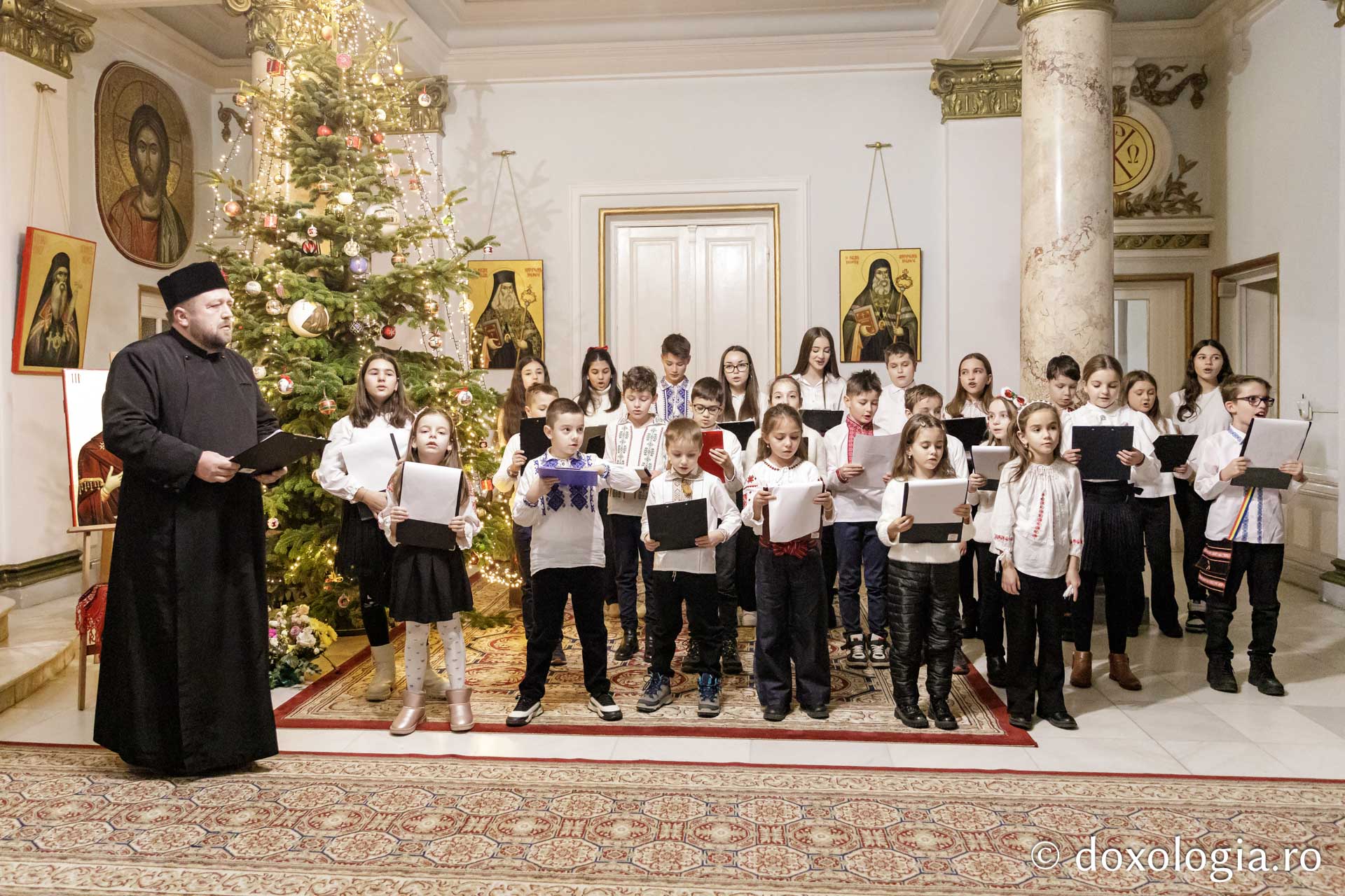 (Foto) Parohia Valea Adâncă 1  – Colindători la Reședința Mitropolitană 2024