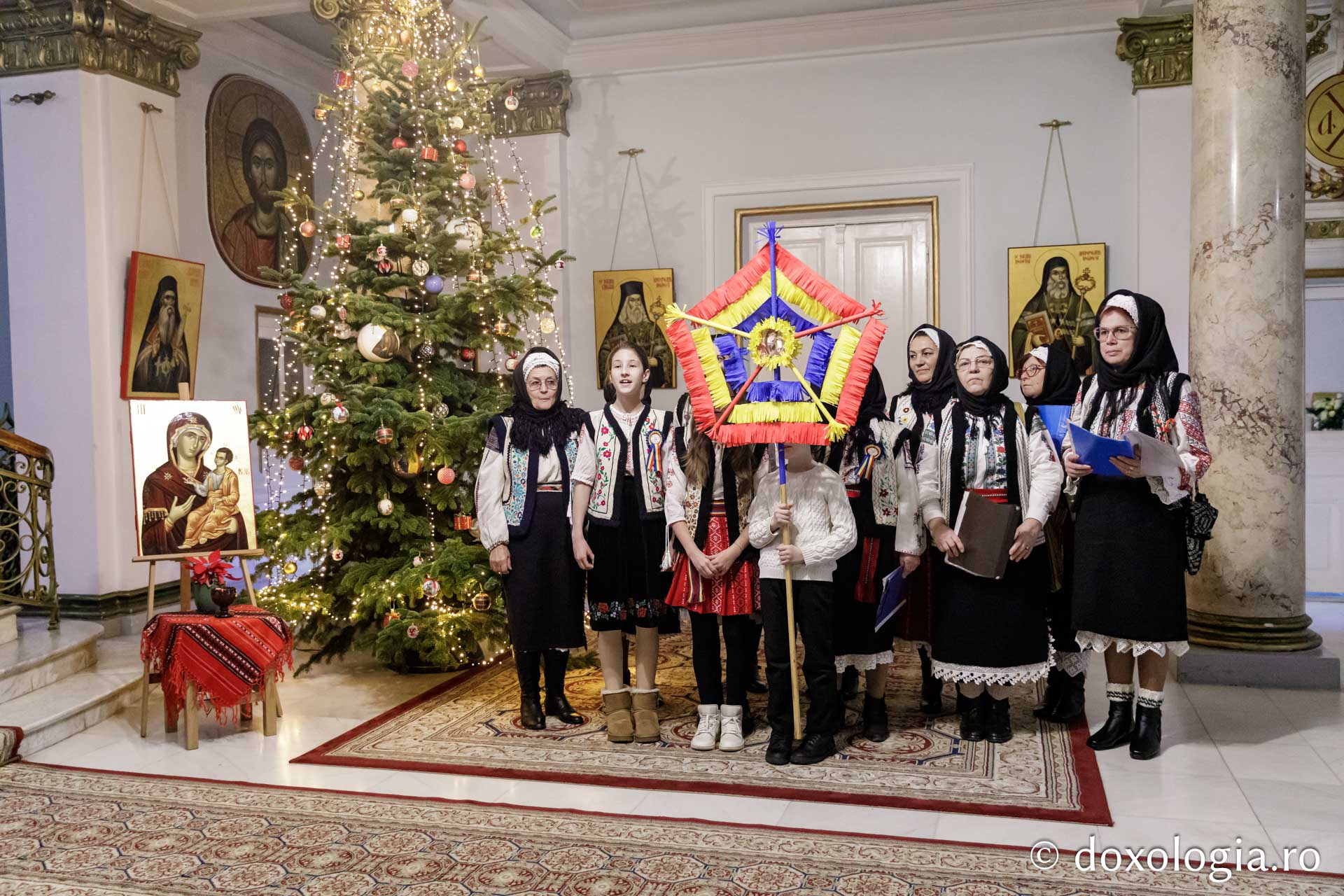 (Foto) Ansamblul folcloric Ciurbeștenii – Colindători la Reședința Mitropolitană 2024