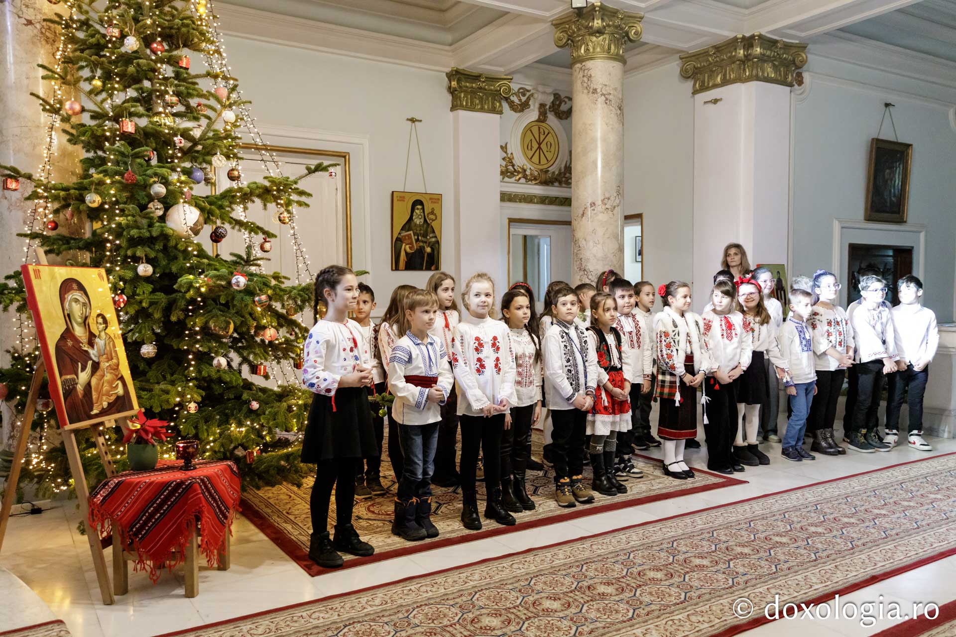 (Foto) Școala „Ștefan Bârsănescu” din Iași,  Clasa a II-a C – Colindători la Reședința Mitropolitană 2024