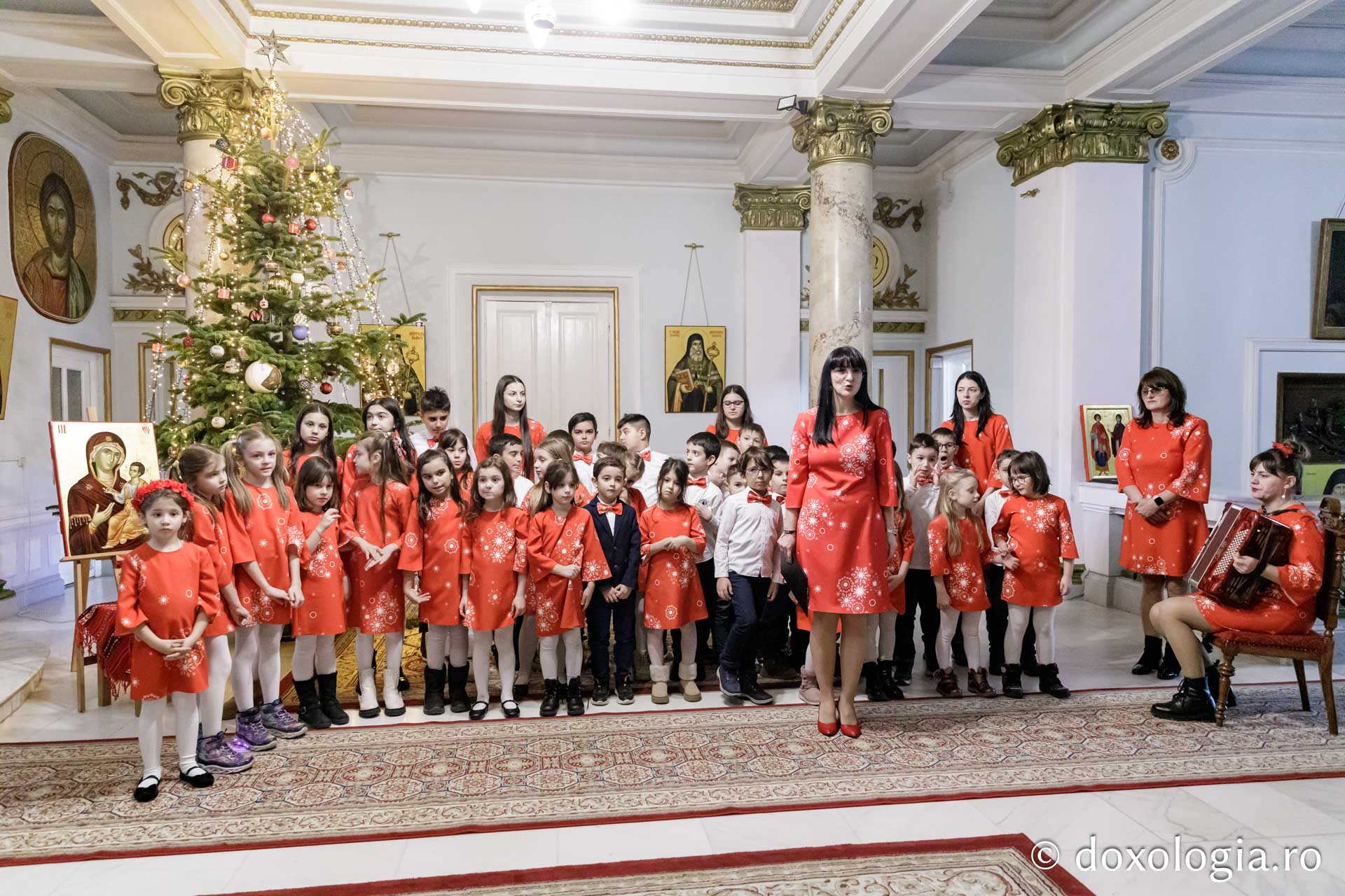 (Foto) Clubul Educațional PEP – Colindători la Reședința Mitropolitană 2024