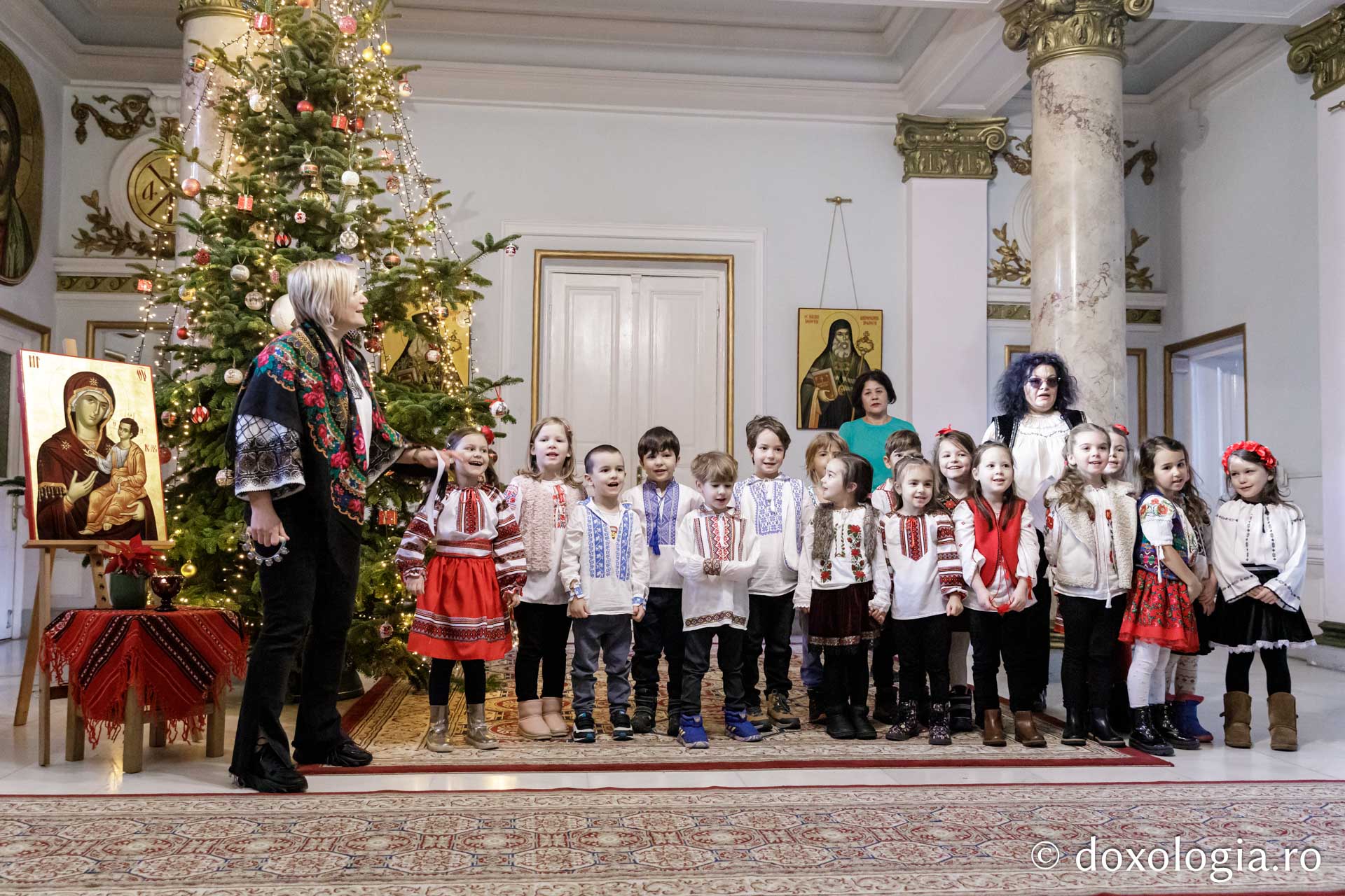 (Foto) Grădinița Sf. Sava din Iași – Colindători la Reședința Mitropolitană 2024
