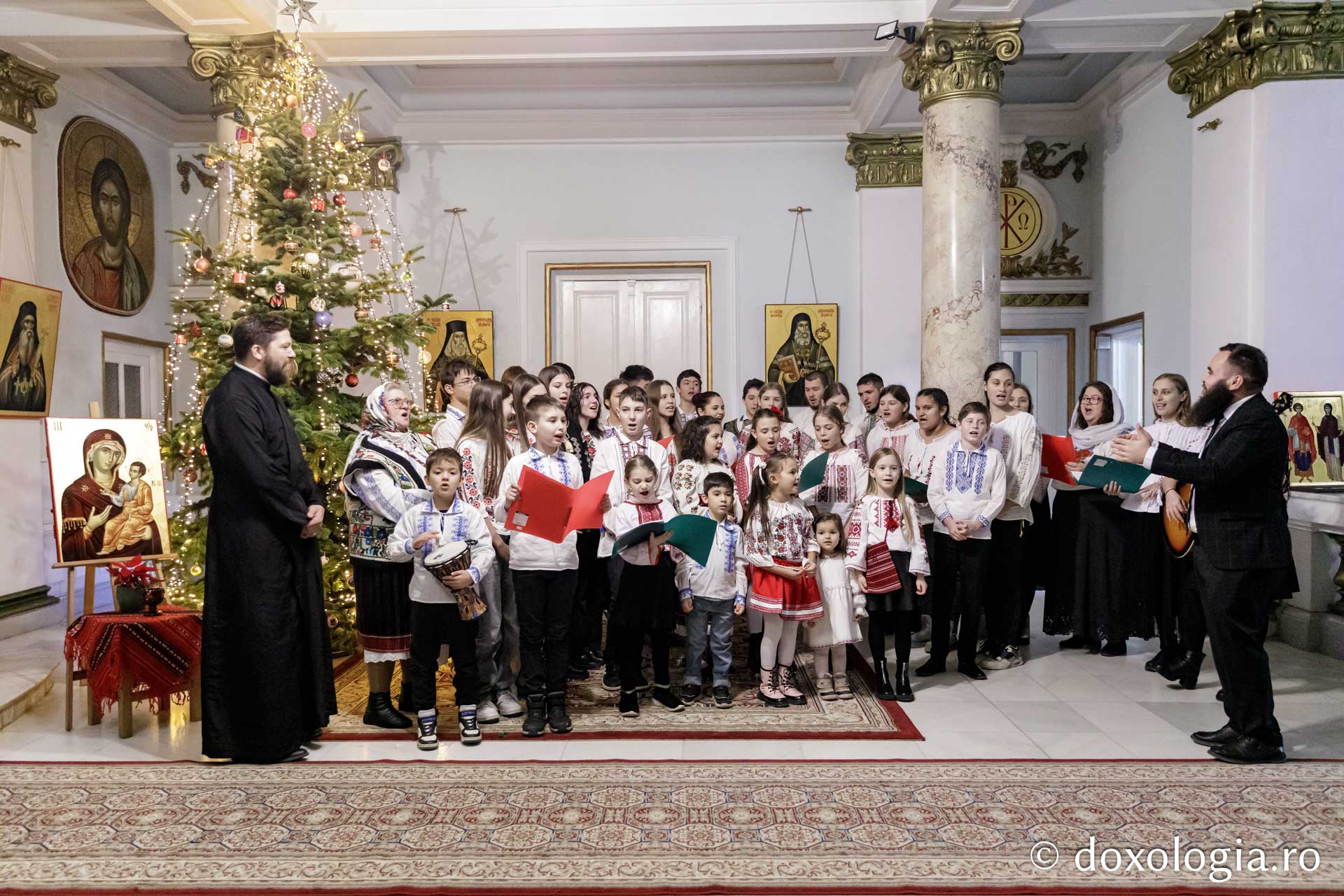 (Foto) Parohia Chicerea 2 – Colindători la Reședința Mitropolitană 2024