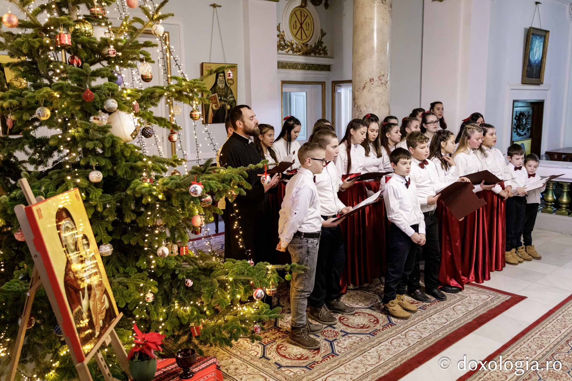 (Foto) Parohia „Sfinții Voievozi” din satul Zahoreni – Colindători la Reședința Mitropolitană 2024