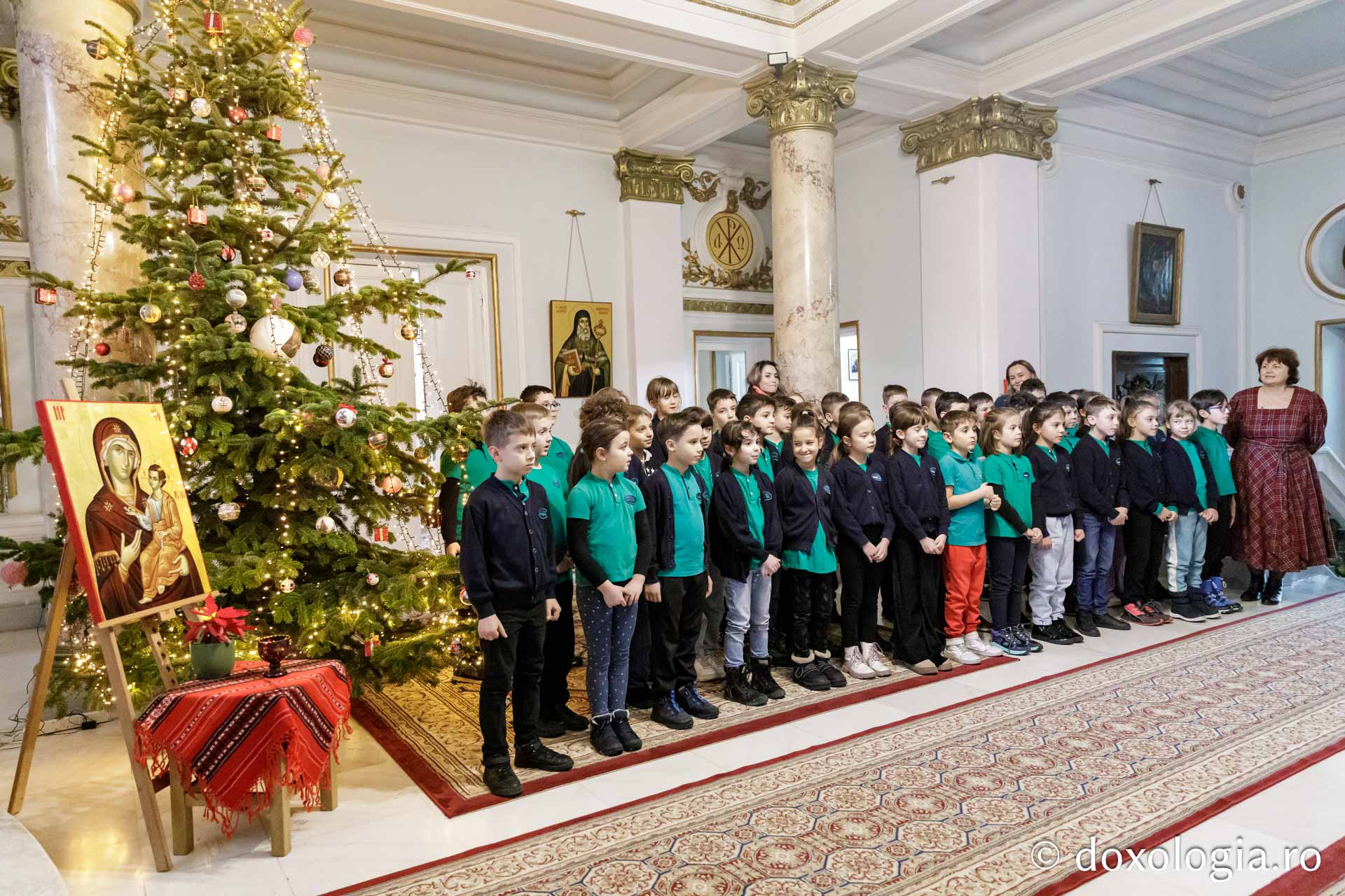 (Foto) Școala Primară Euroed – Colindători la Reședința Mitropolitană 2024