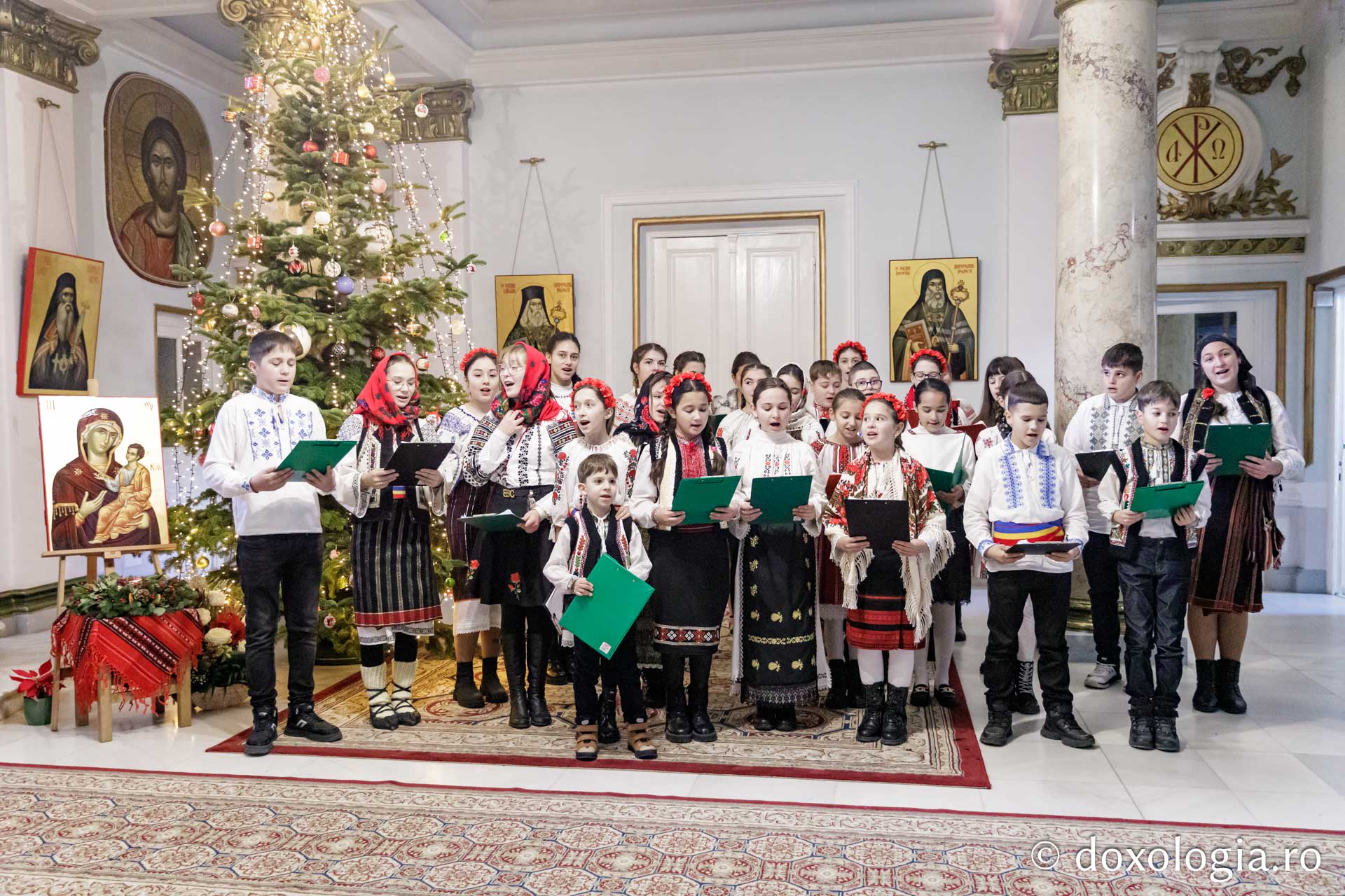 (Foto) Școala Timișești, Neamț – Colindători la Reședința Mitropolitană 2024