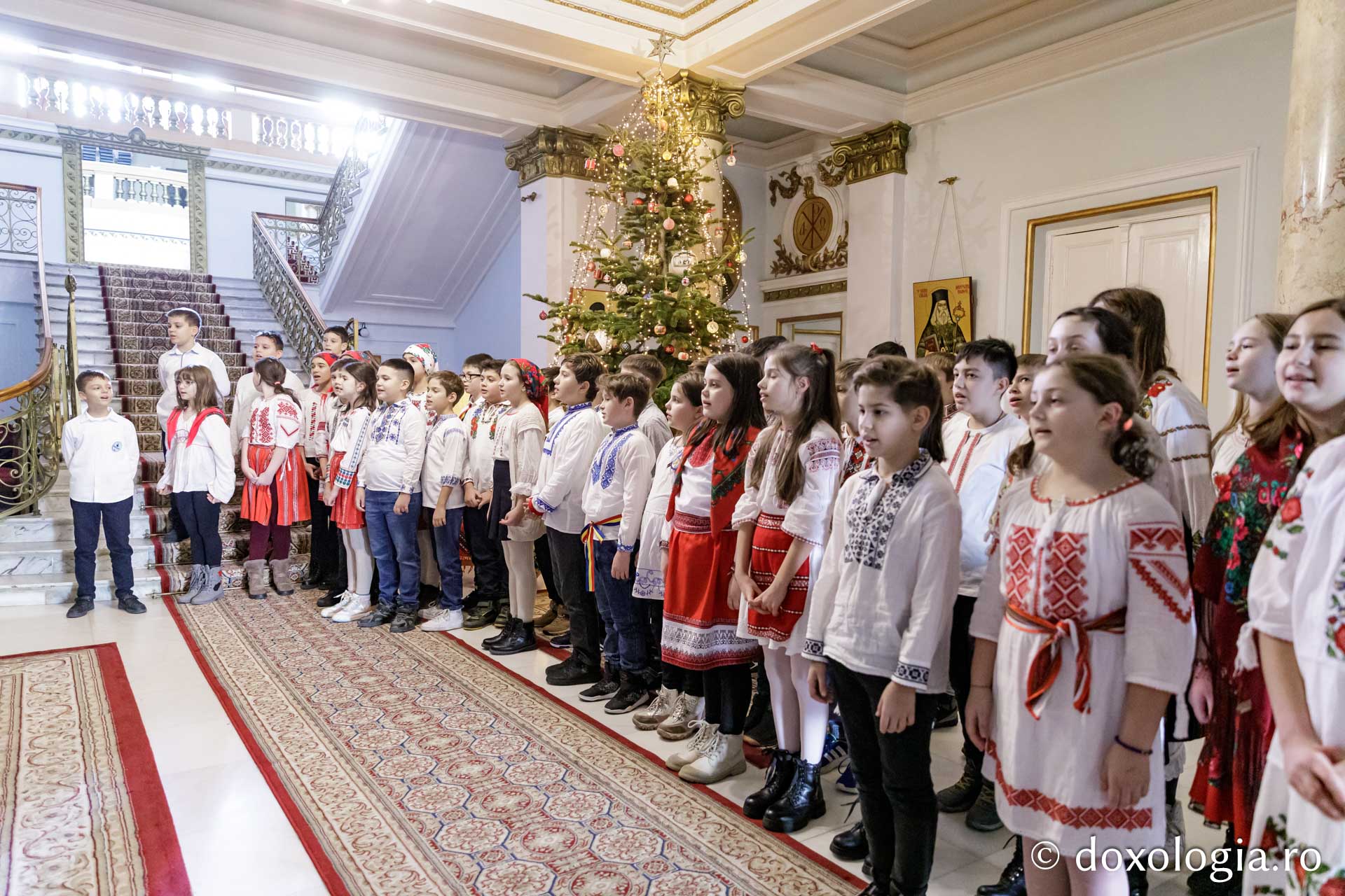 (Foto) Școala „Ion Simionescu” din Iași – Colindători la Reședința Mitropolitană 2024