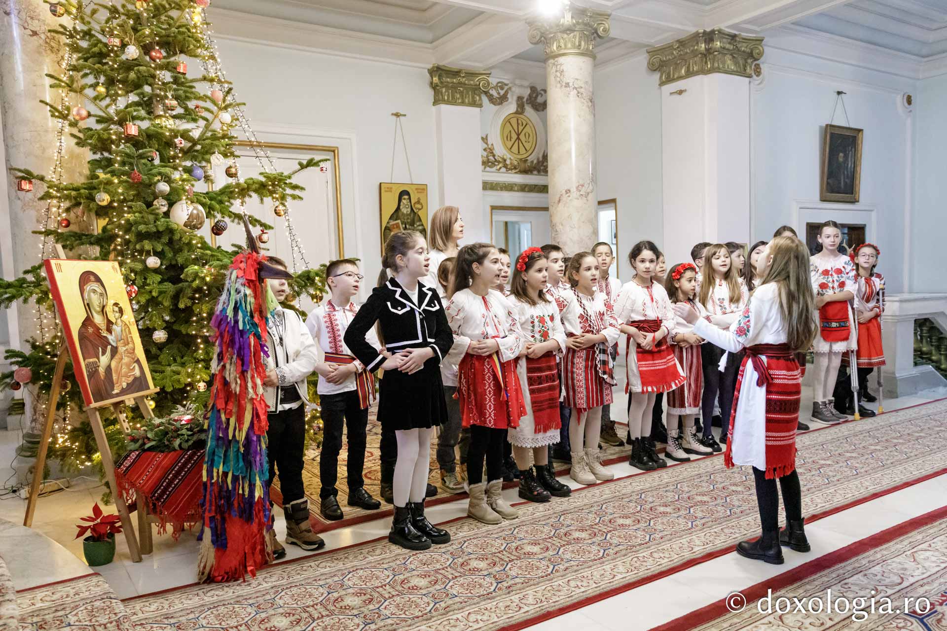 (Foto) Școala Carol I, clasa a 3-a C – Colindători la Reședința Mitropolitană 2024