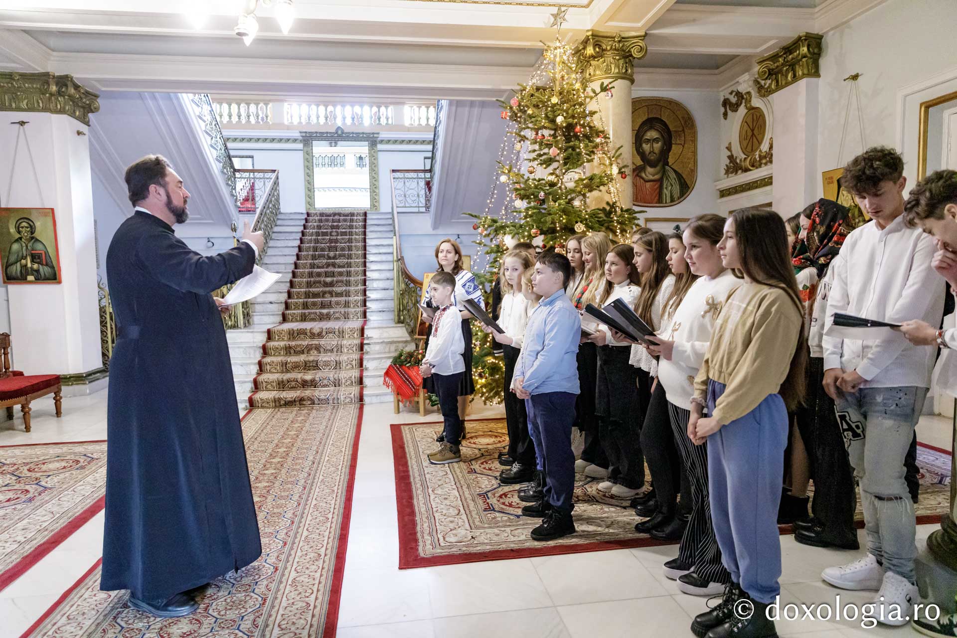 (Foto) Parohia Boroșoaia – Colindători la Reședința Mitropolitană 2024