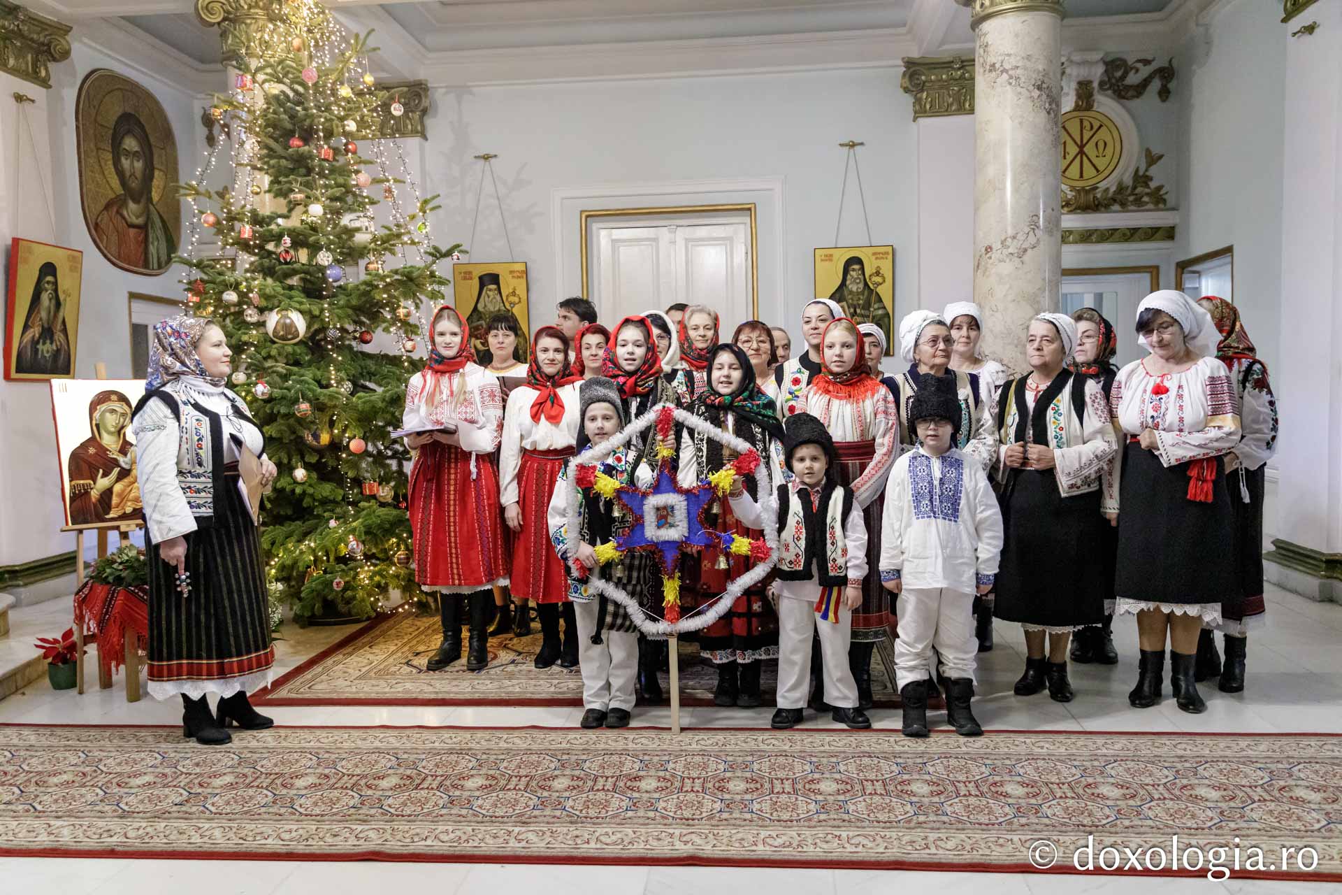 (Foto) Ansamblul „Răsunet” – Colindători la Reședința Mitropolitană 2024