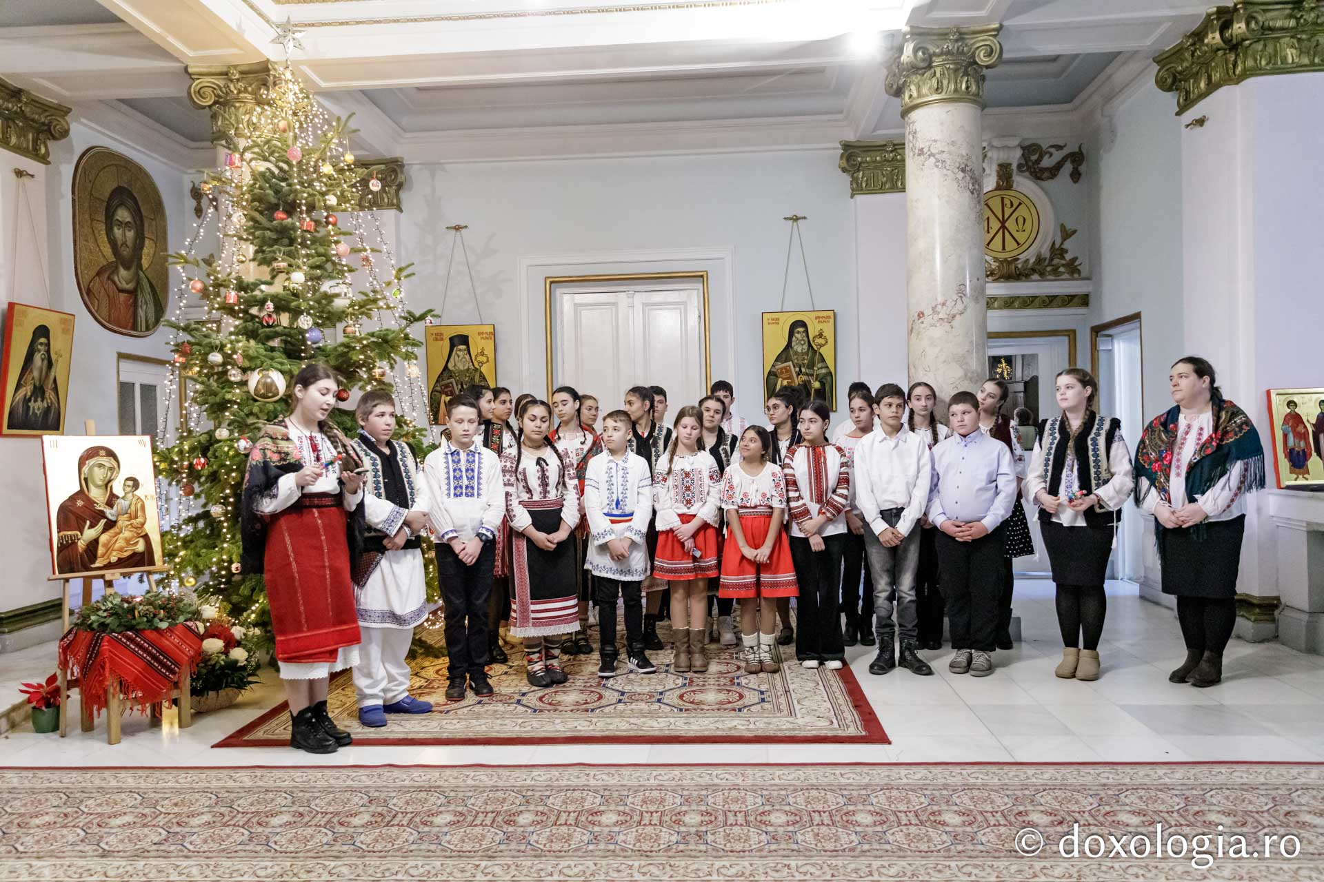 (Foto) Școala Erbiceni, clasa a 7-a – Colindători la Reședința Mitropolitană 2024