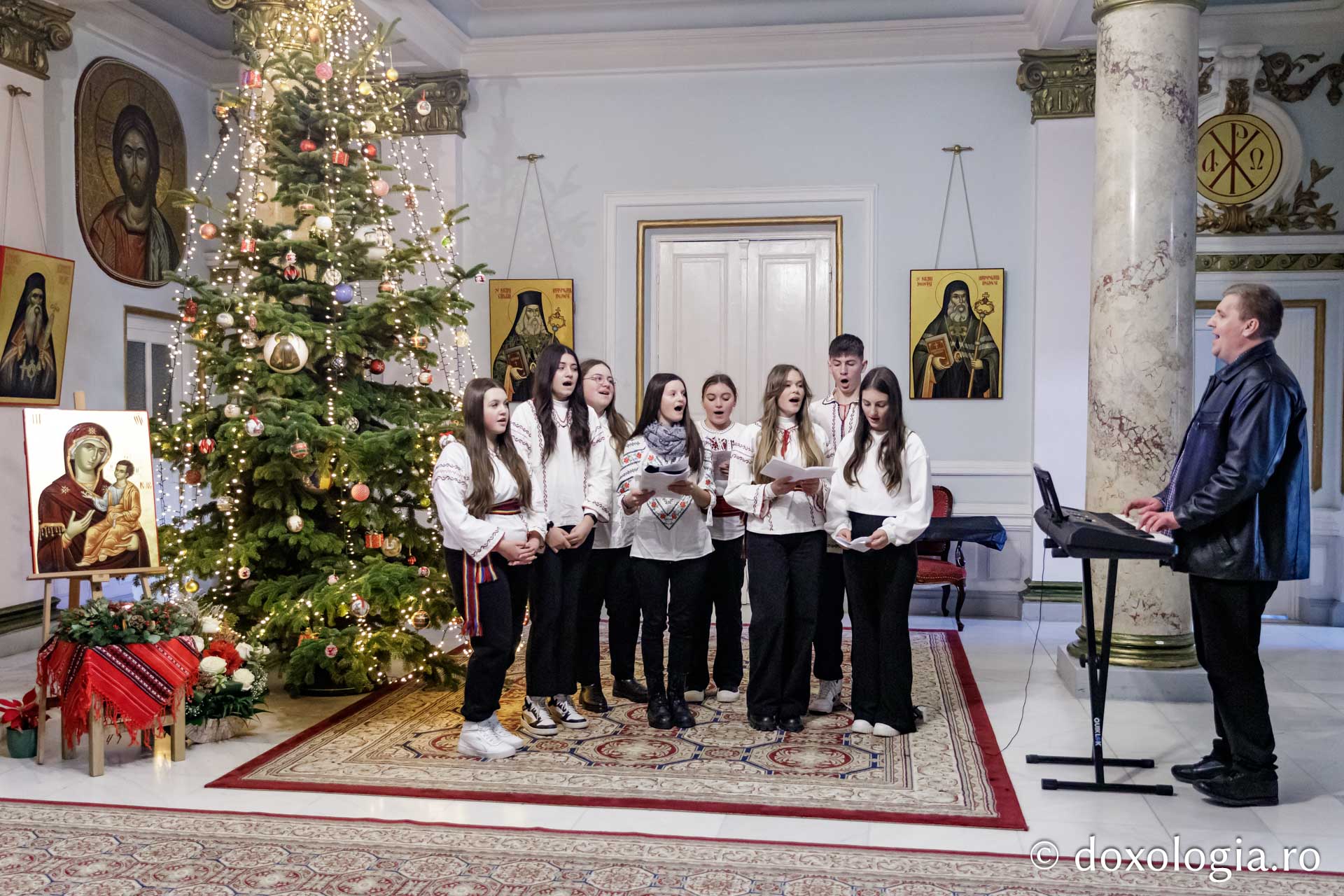 (Foto) Școala Profesională Focuri – Colindători la Reședința Mitropolitană 2024