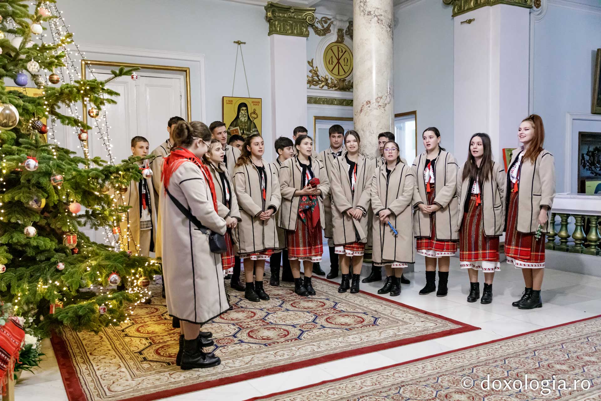 (Foto) Satul Scânteia – Colindători la Reședința Mitropolitană 2024