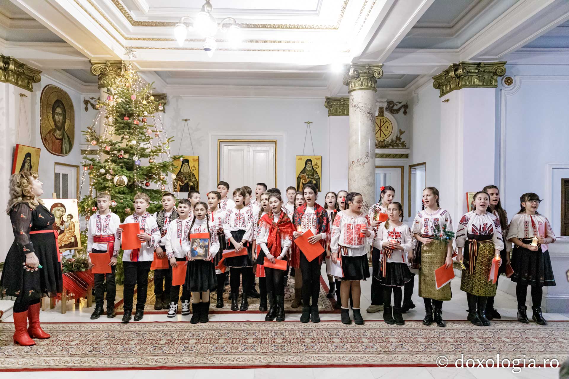 (Foto) Colegiul „Mihail Sadoveanu” din Pașcani  – Colindători la Reședința Mitropolitană 2024