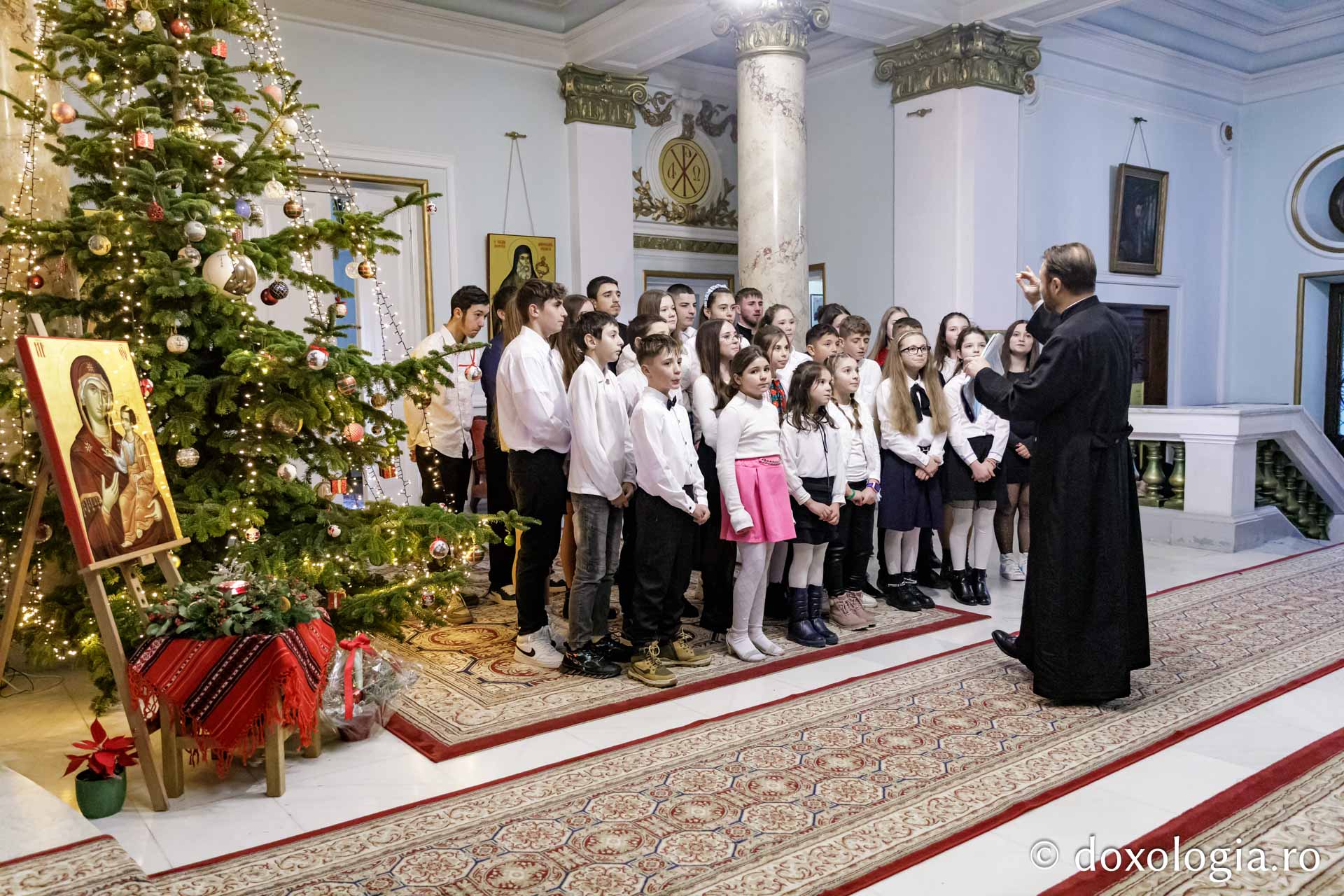 (Foto) Parohia Movileni – Colindători la Reședința Mitropolitană 2024