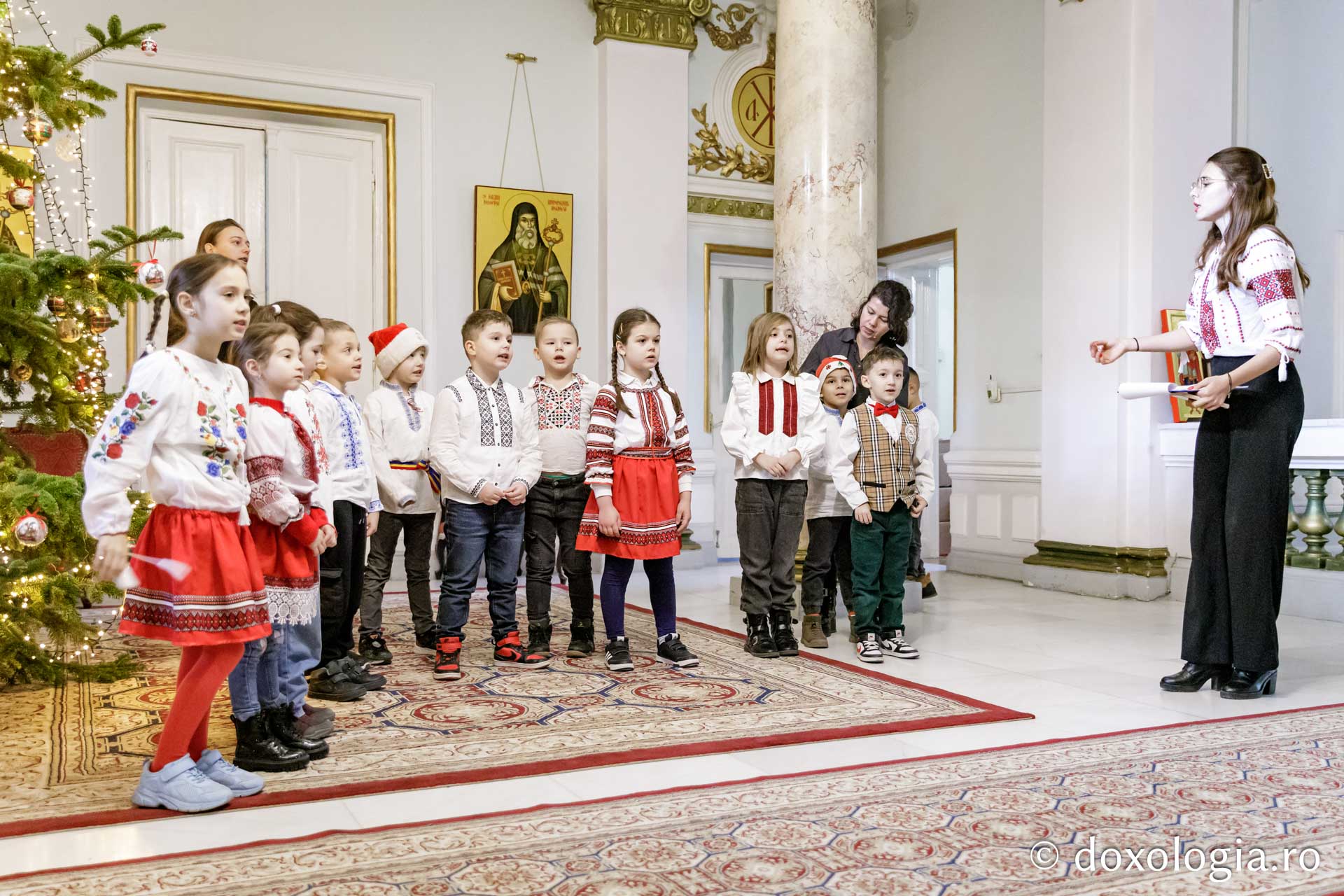 (Foto) Școala Veronica Micle, Clasa 0 – Colindători la Reședința Mitropolitană 2024