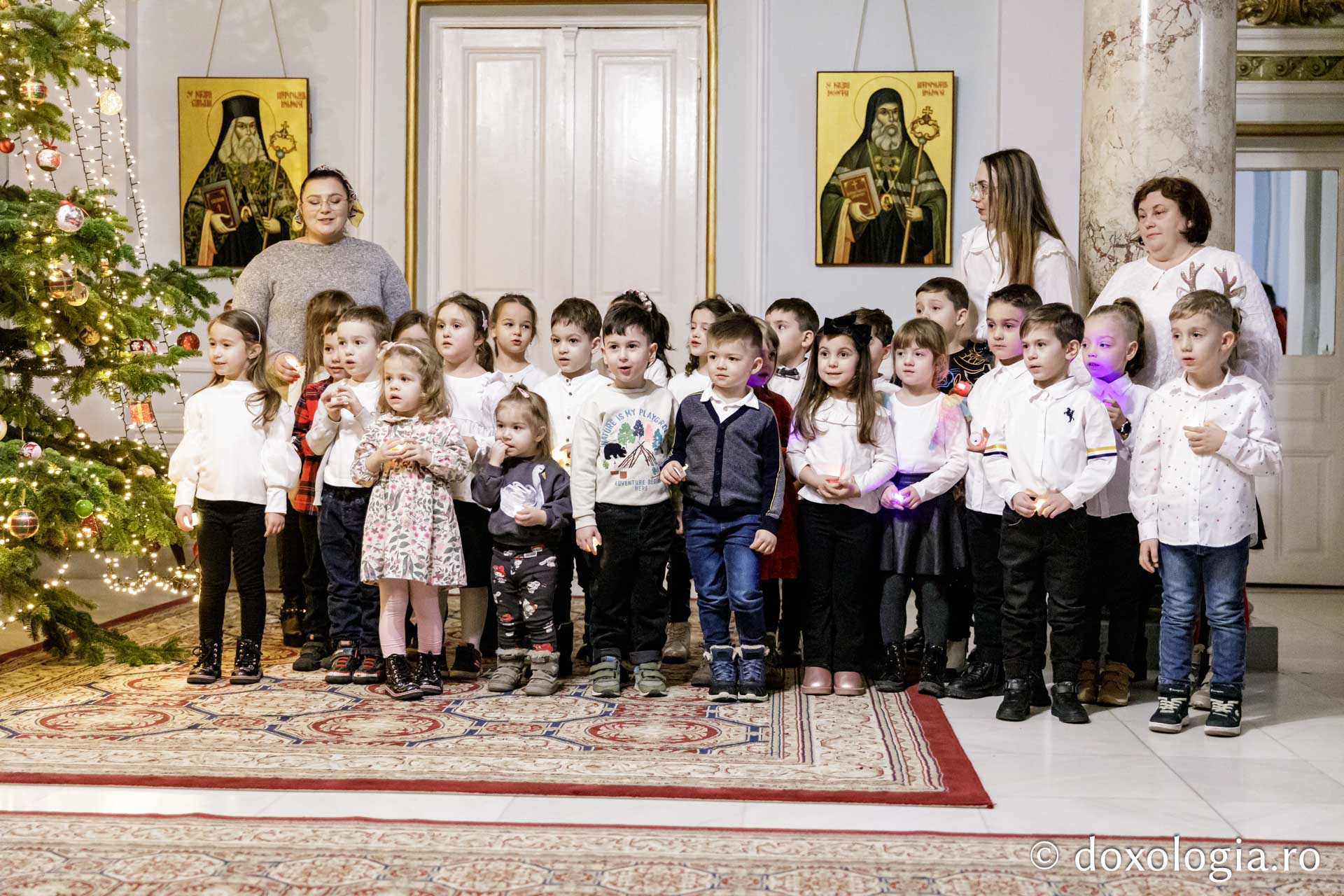 (Foto) Grădinița PP1 Iași – Colindători la Reședința Mitropolitană 2024