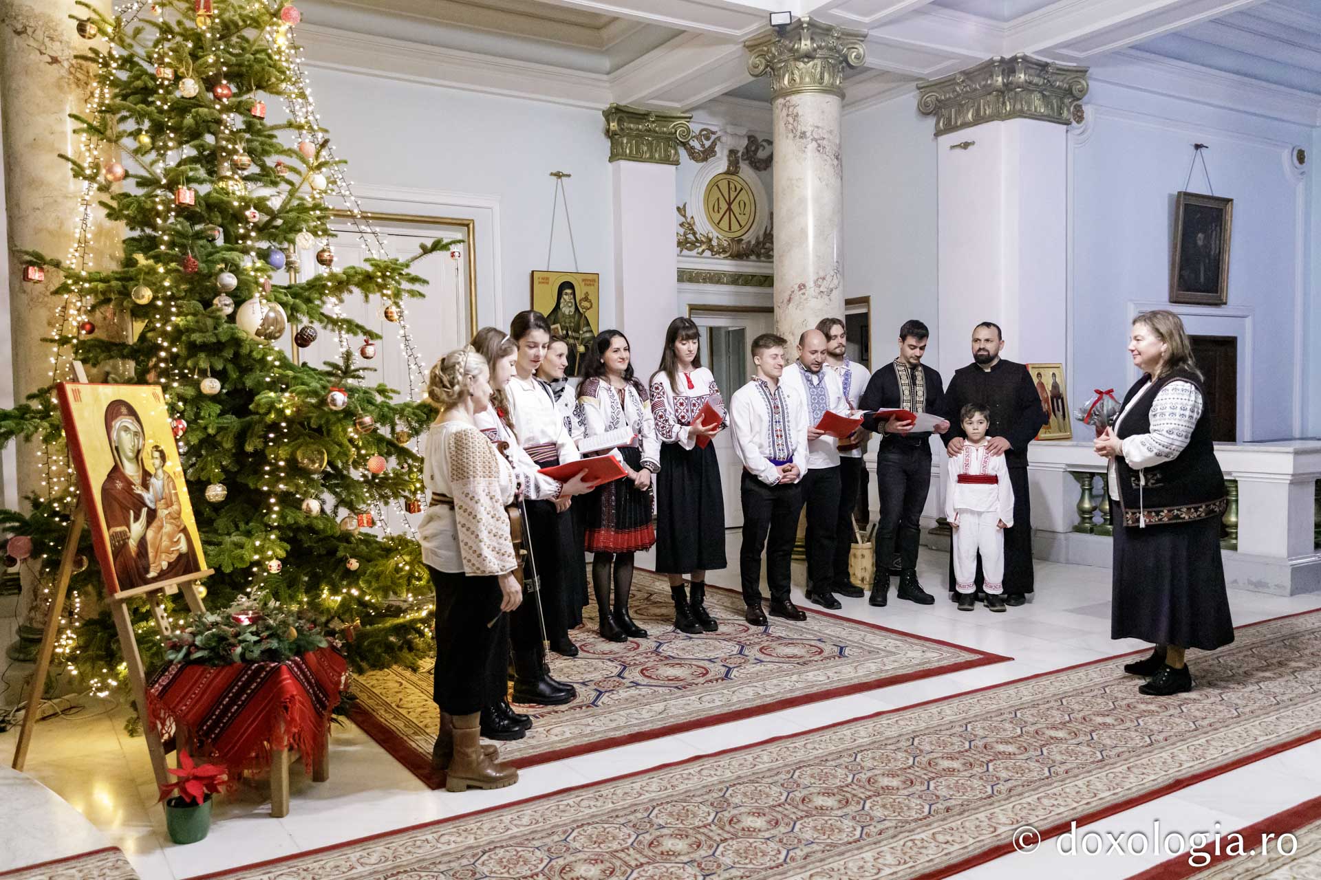 (Foto) Corul Mira – Colindători la Reședința Mitropolitană 2024