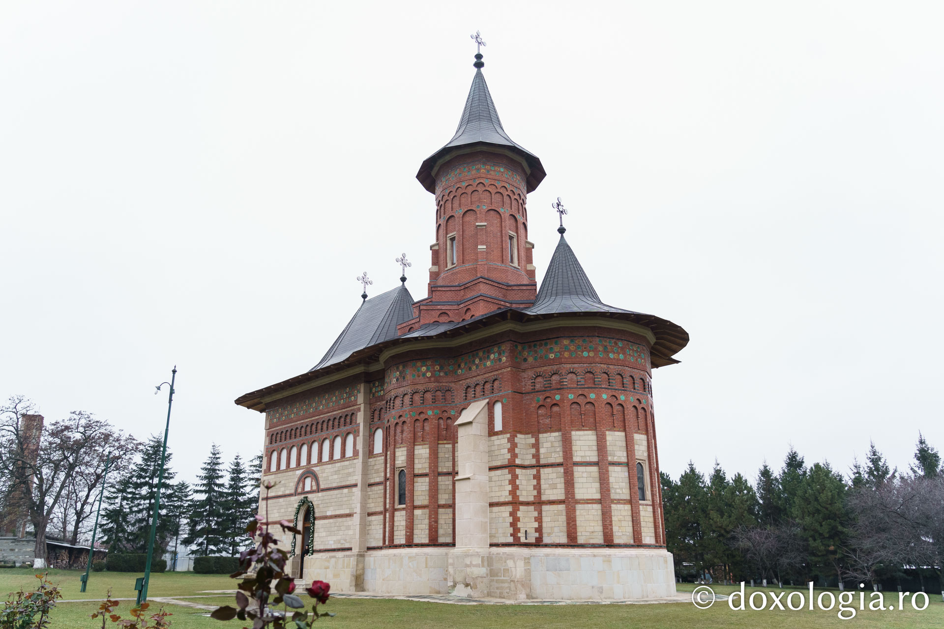 Mănăstirea Popăuți din Botoșani și-a sărbătorit ocrotitorul, pe Sfântul Ierarh Nicolae